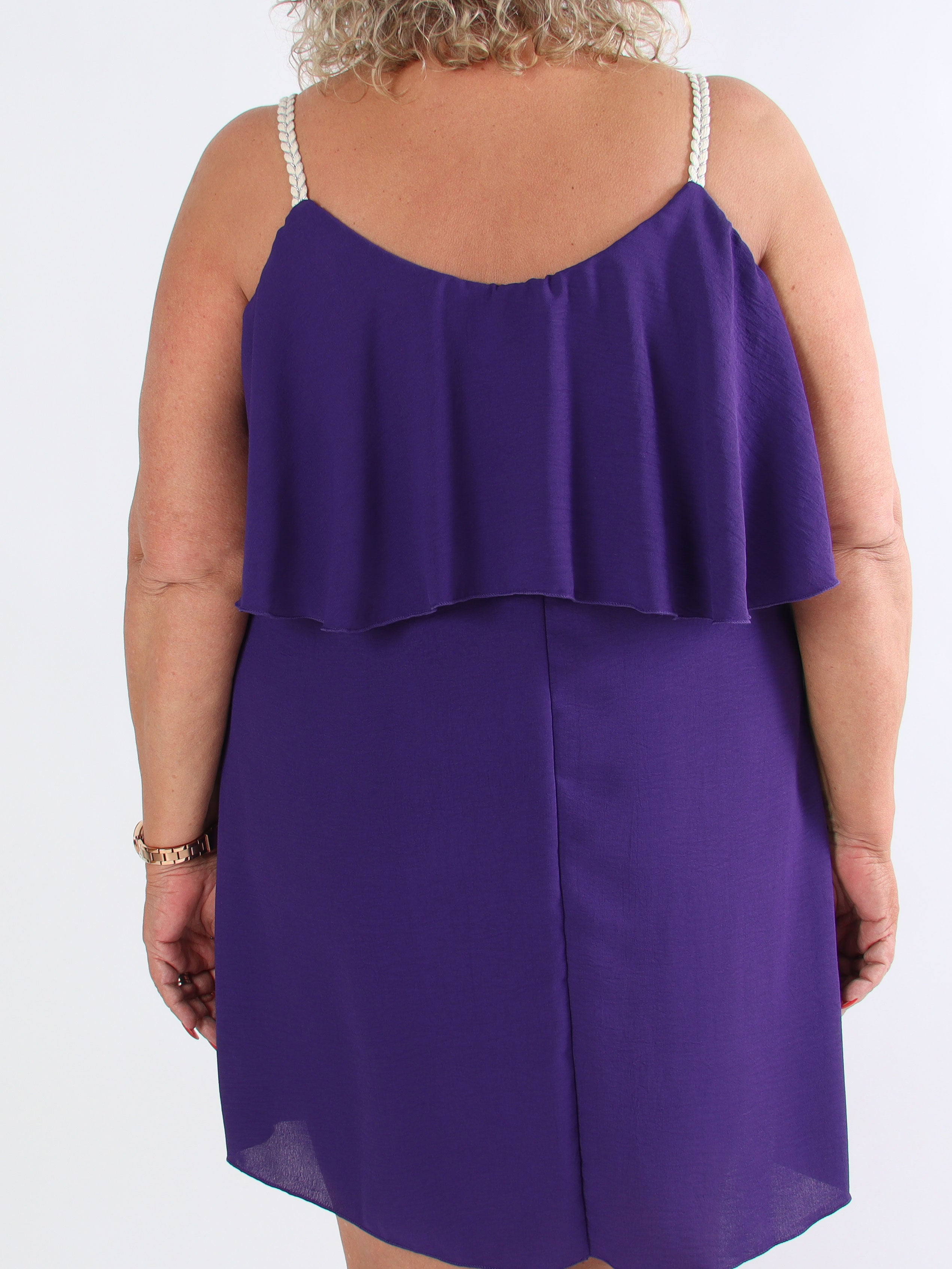 Blanca - Volangklänning i stor storlek med flätade axelband