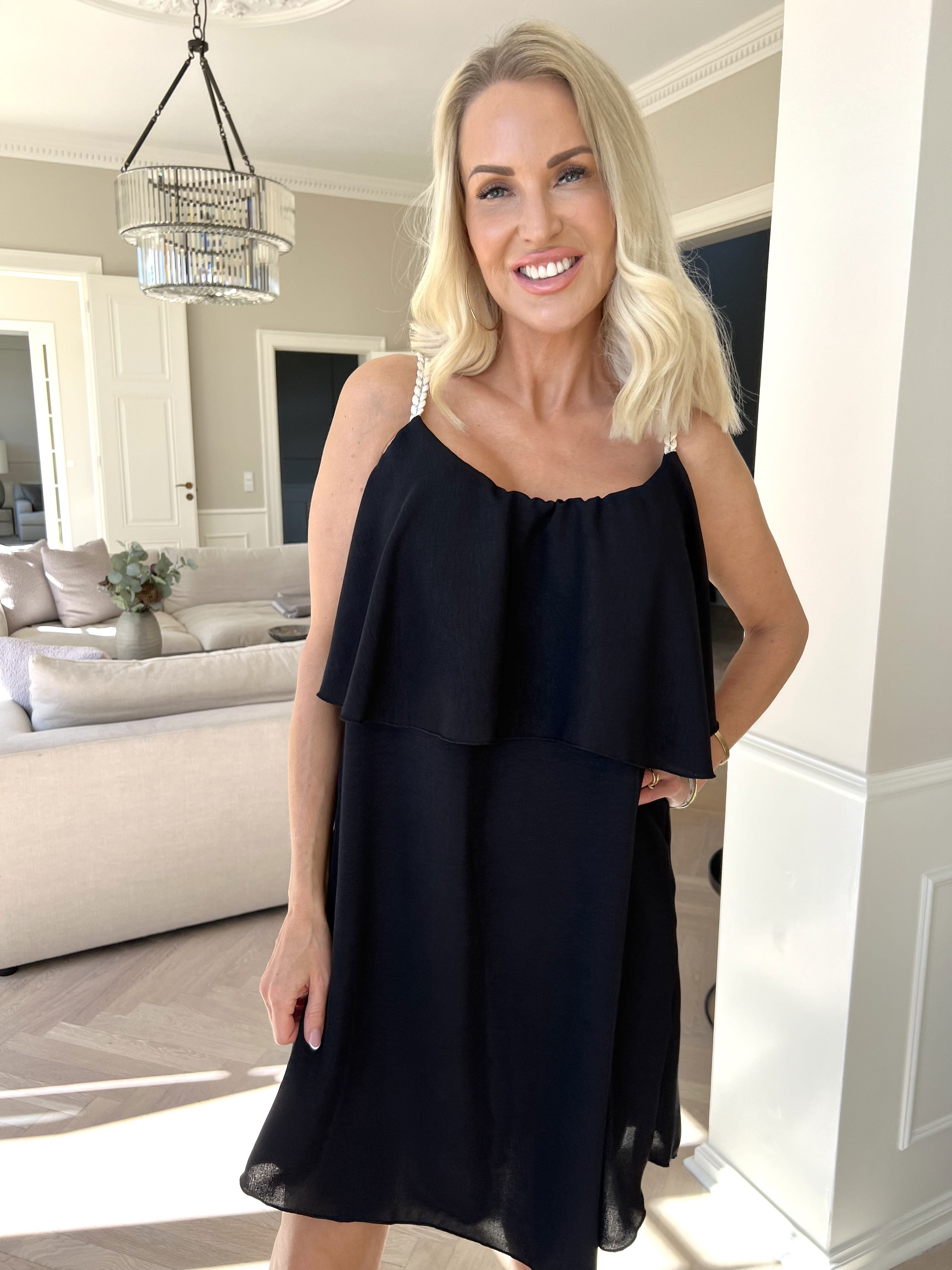 Blanca - Klänning med volanger och flätade band