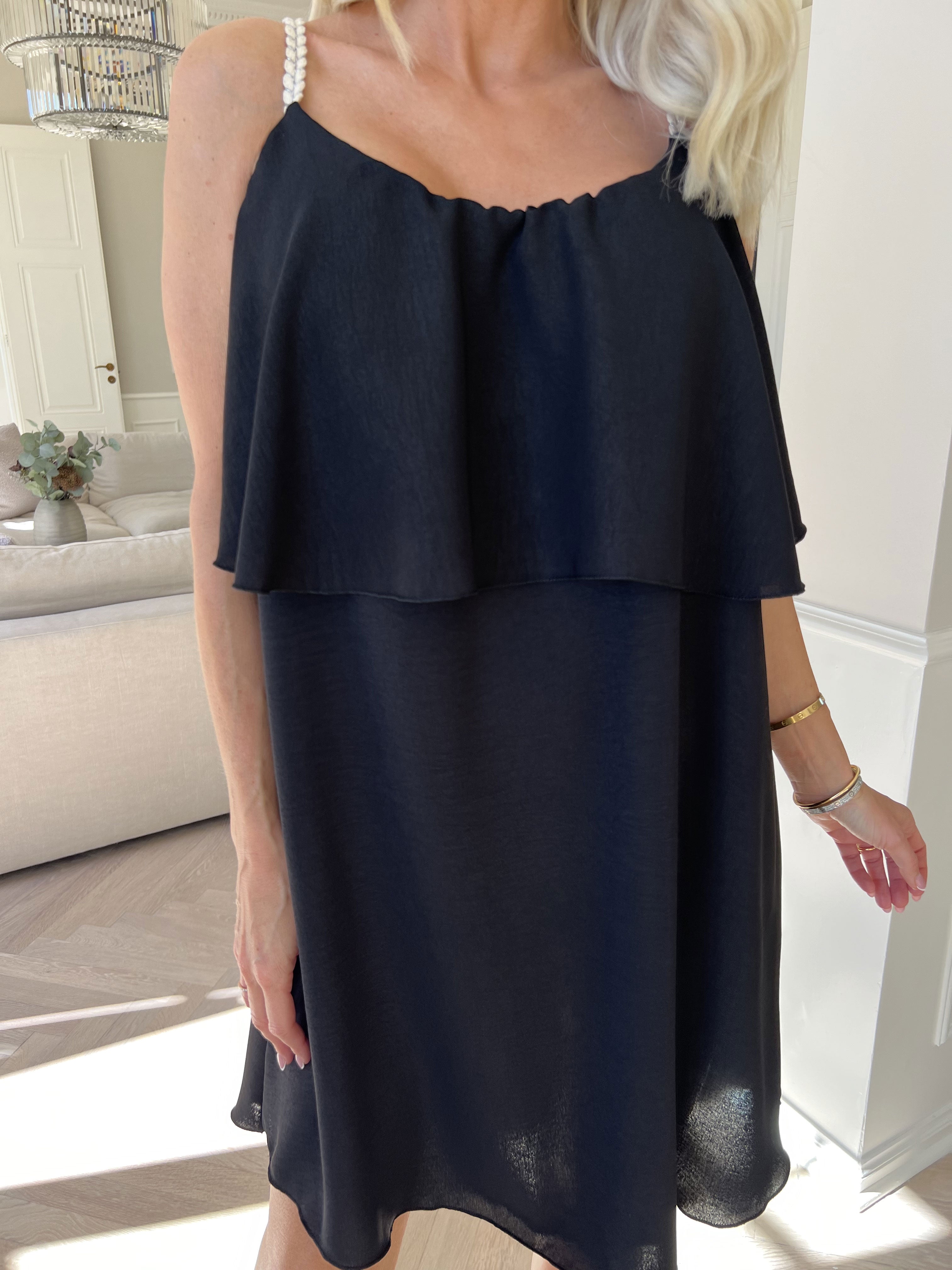 Blanca - Klänning med volanger och flätade band