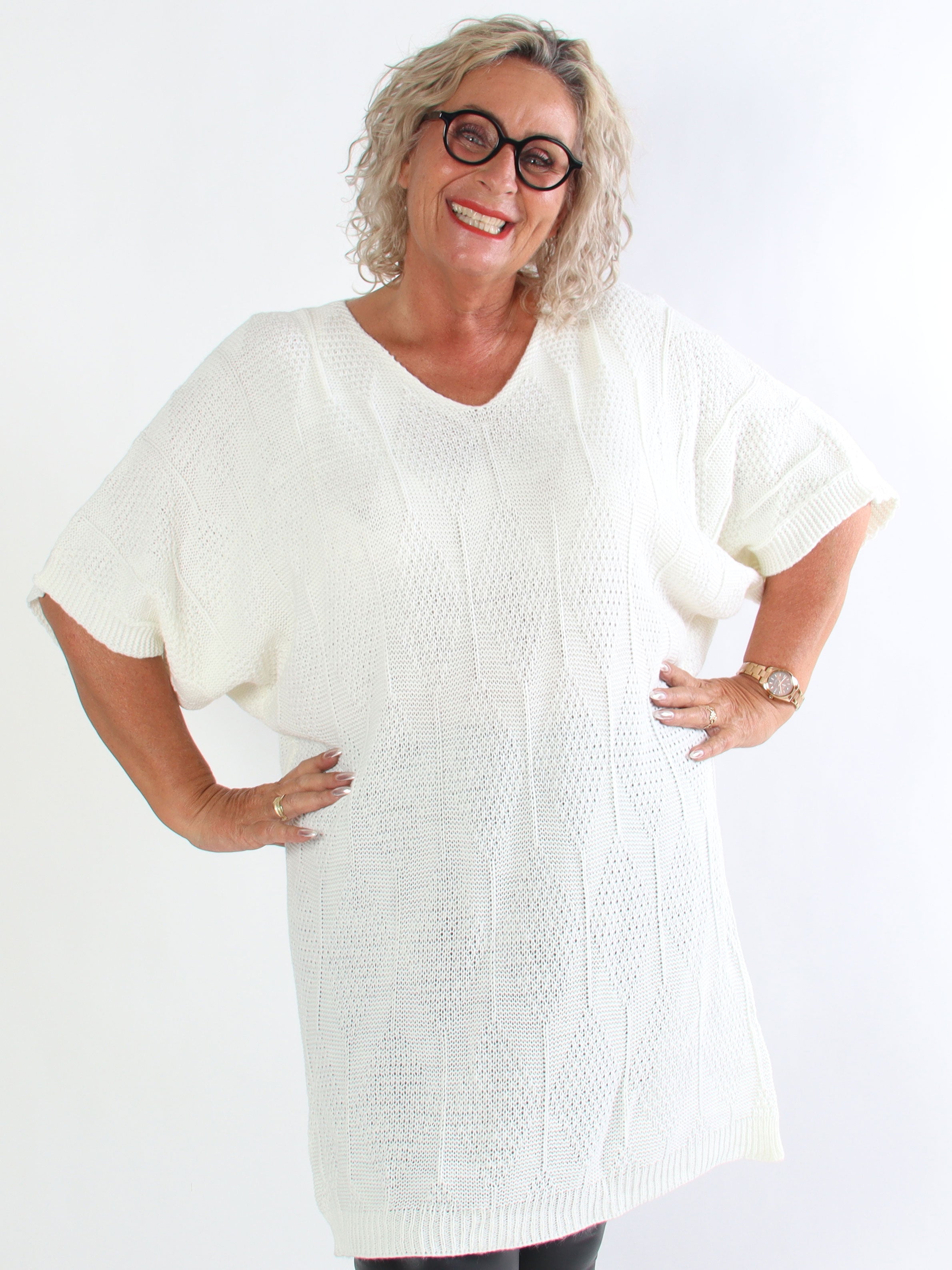 Brenda - Stickad plus size klänning med korta ärmar