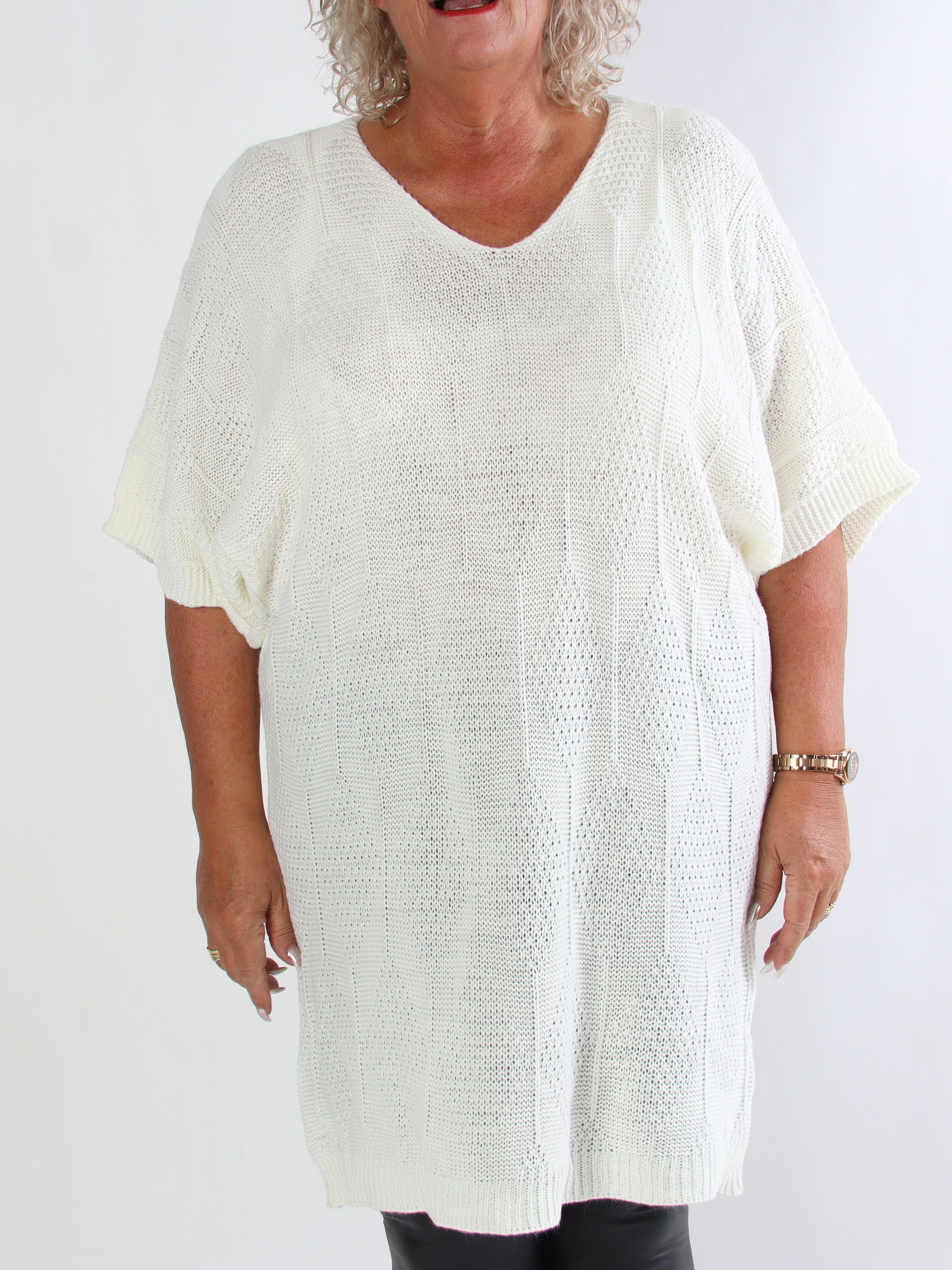 Brenda - Stickad plus size klänning med korta ärmar