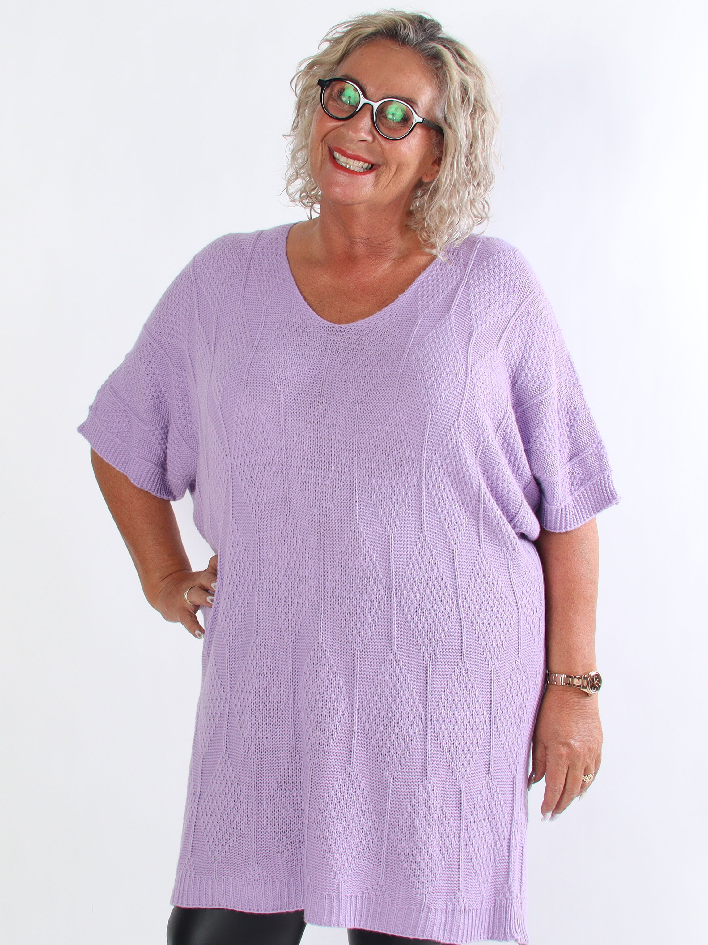 Brenda - Stickad plus size klänning med korta ärmar