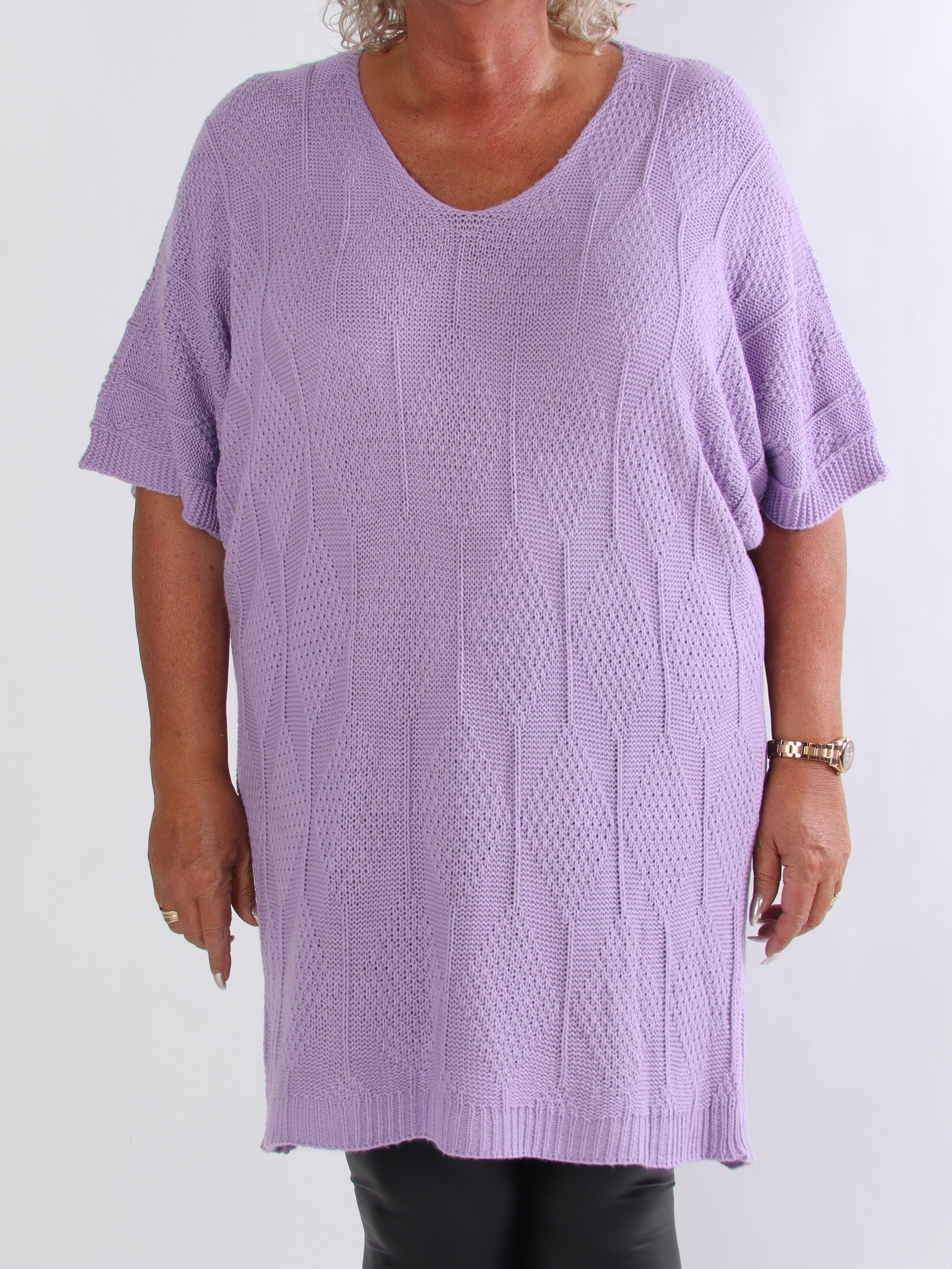 Brenda - Stickad plus size klänning med korta ärmar