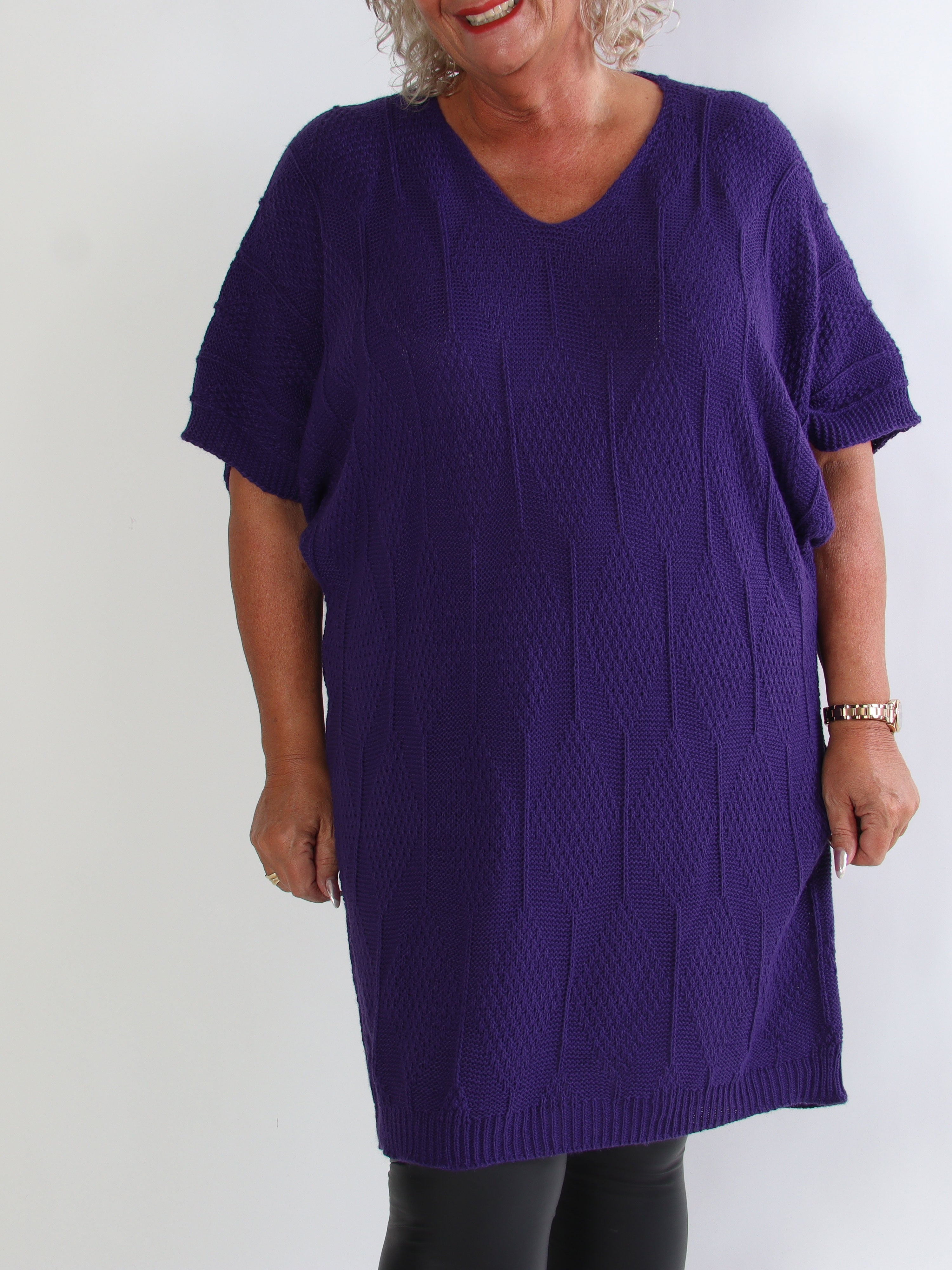 Brenda - Stickad plus size klänning med korta ärmar