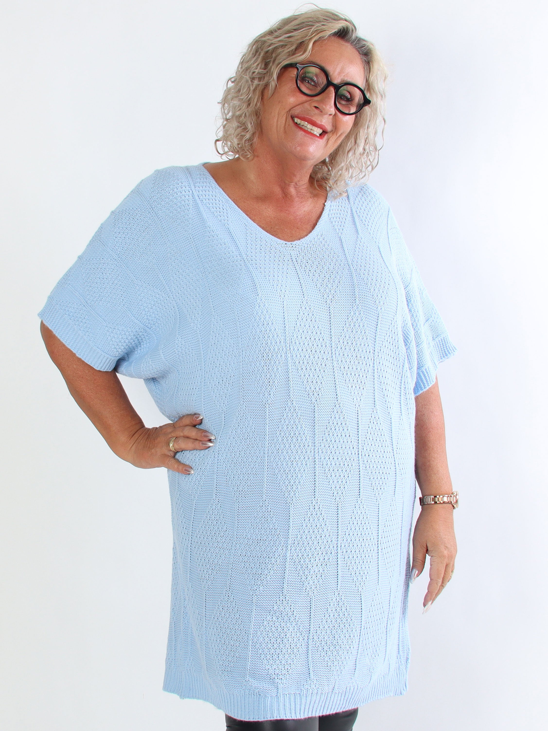 Brenda - Stickad plus size klänning med korta ärmar