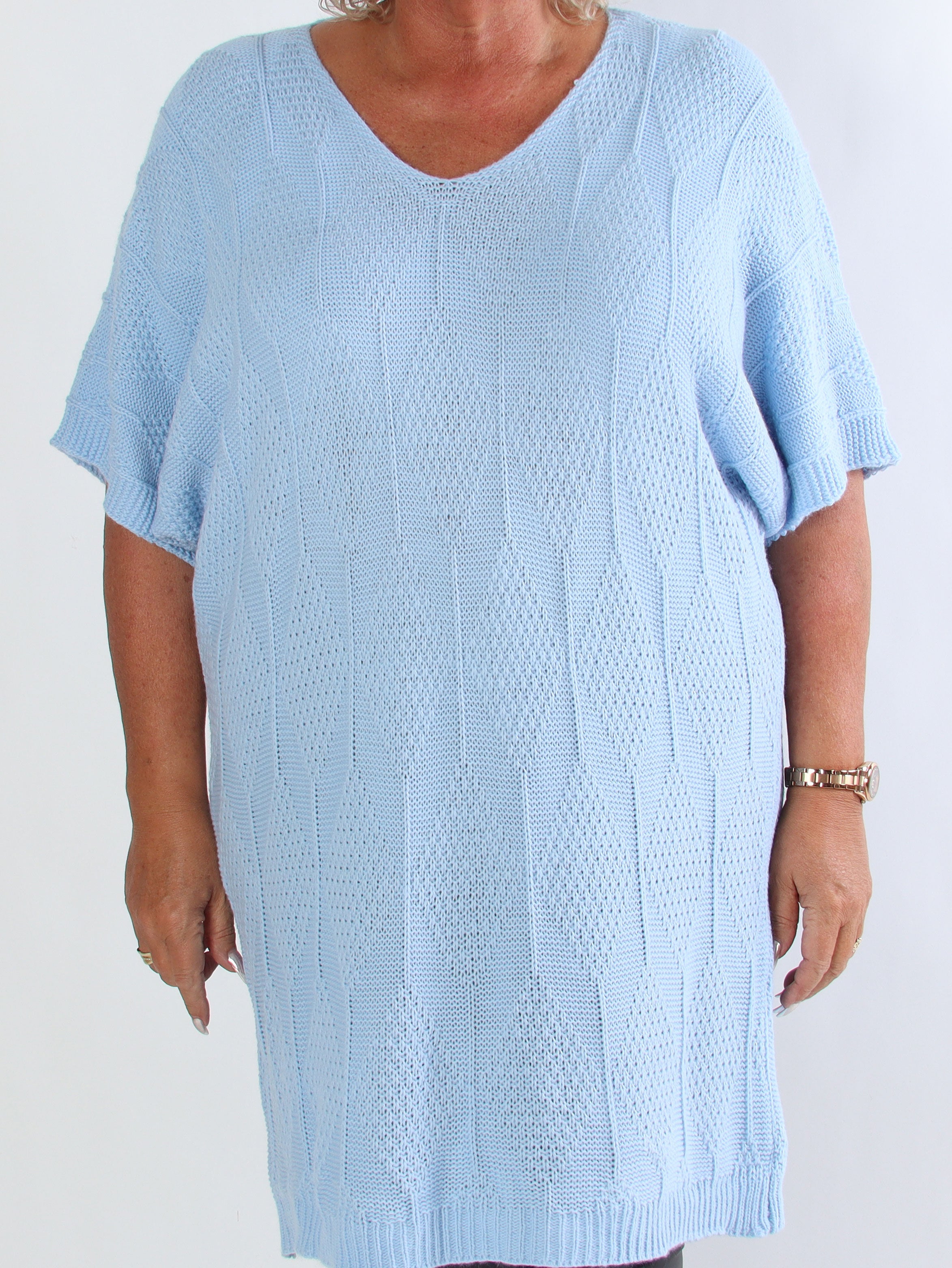 Brenda - Stickad plus size klänning med korta ärmar