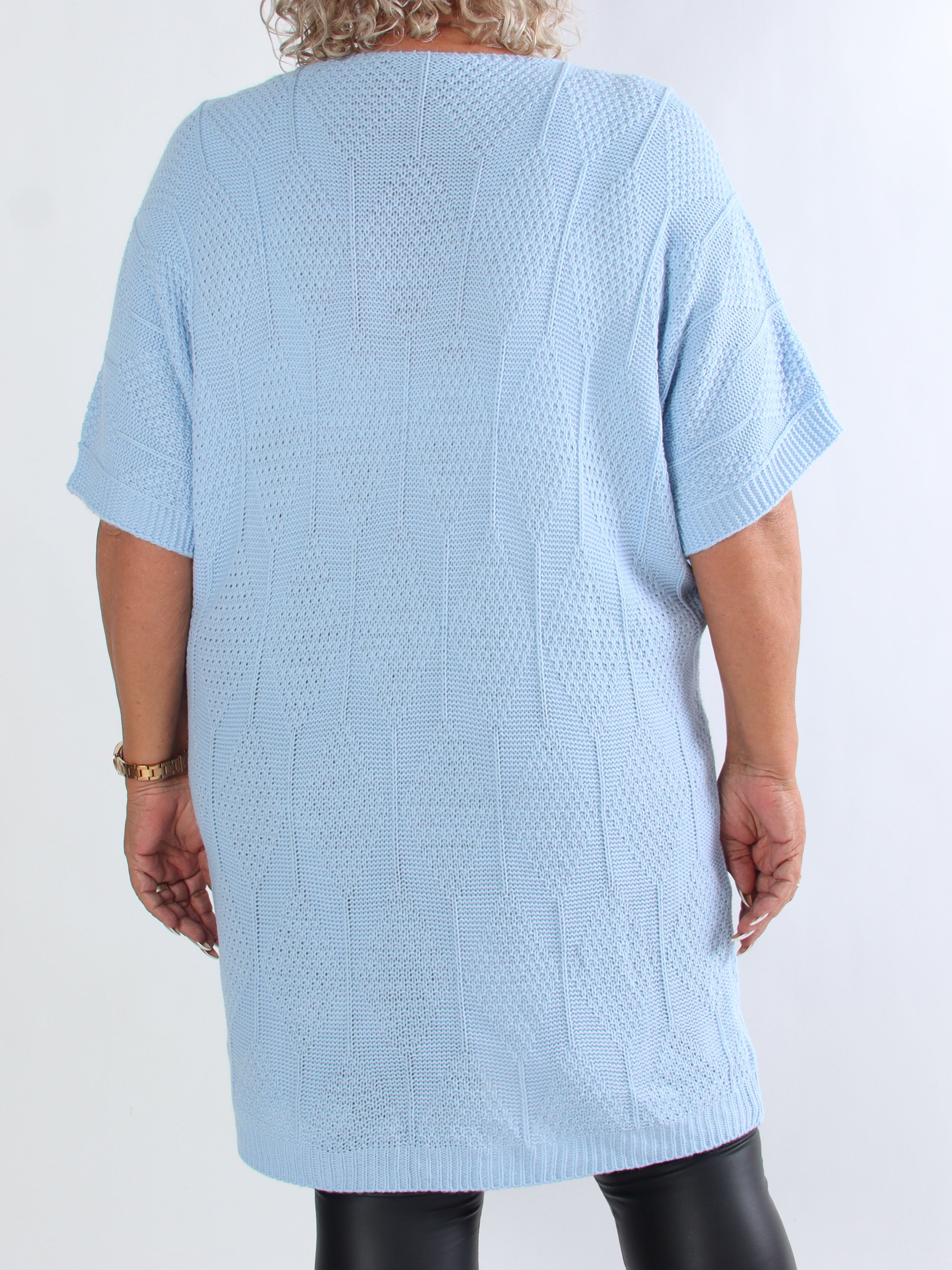 Brenda - Stickad plus size klänning med korta ärmar