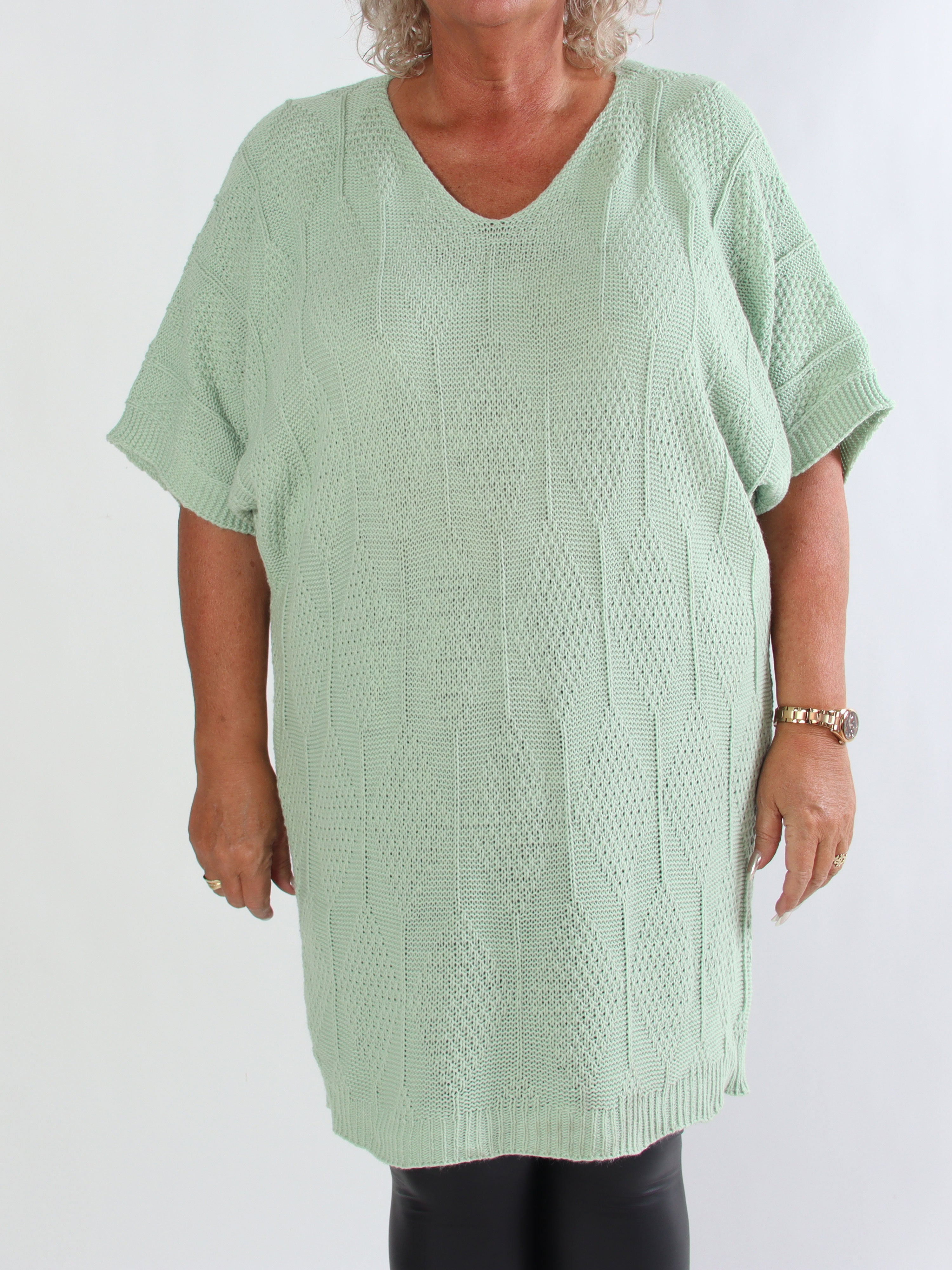 Brenda - Stickad plus size klänning med korta ärmar