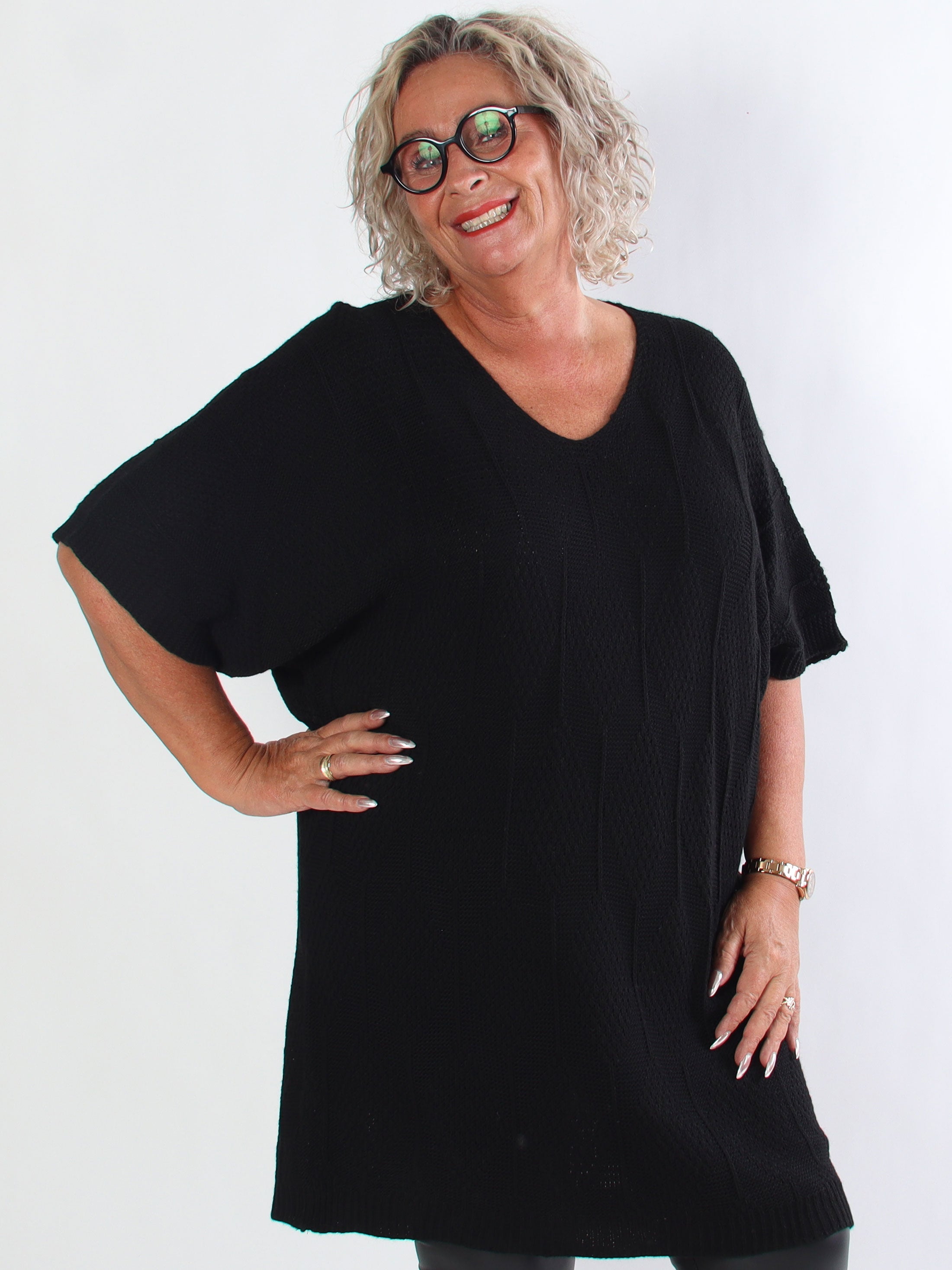 Brenda - Stickad plus size klänning med korta ärmar