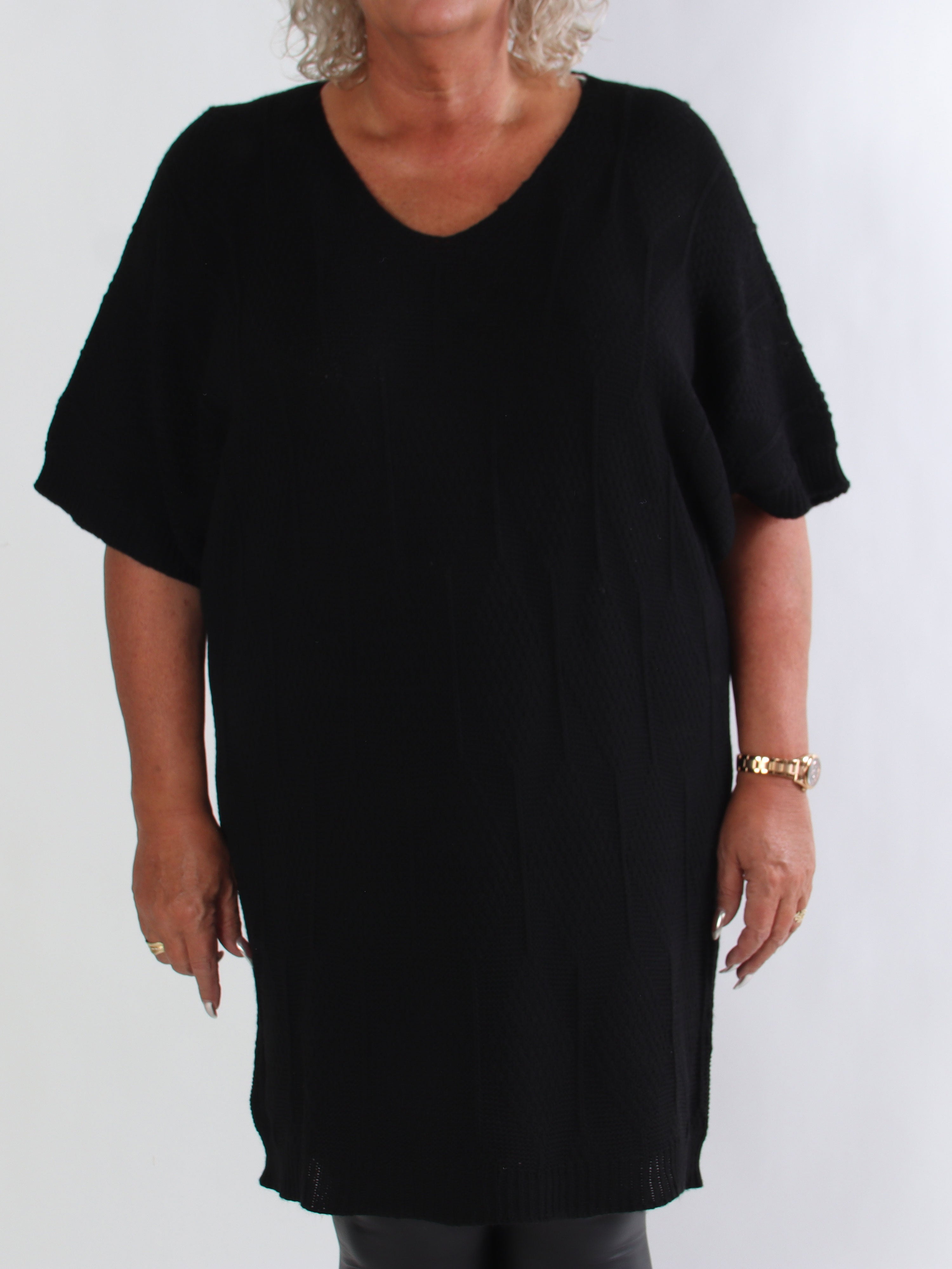 Brenda - Stickad plus size klänning med korta ärmar