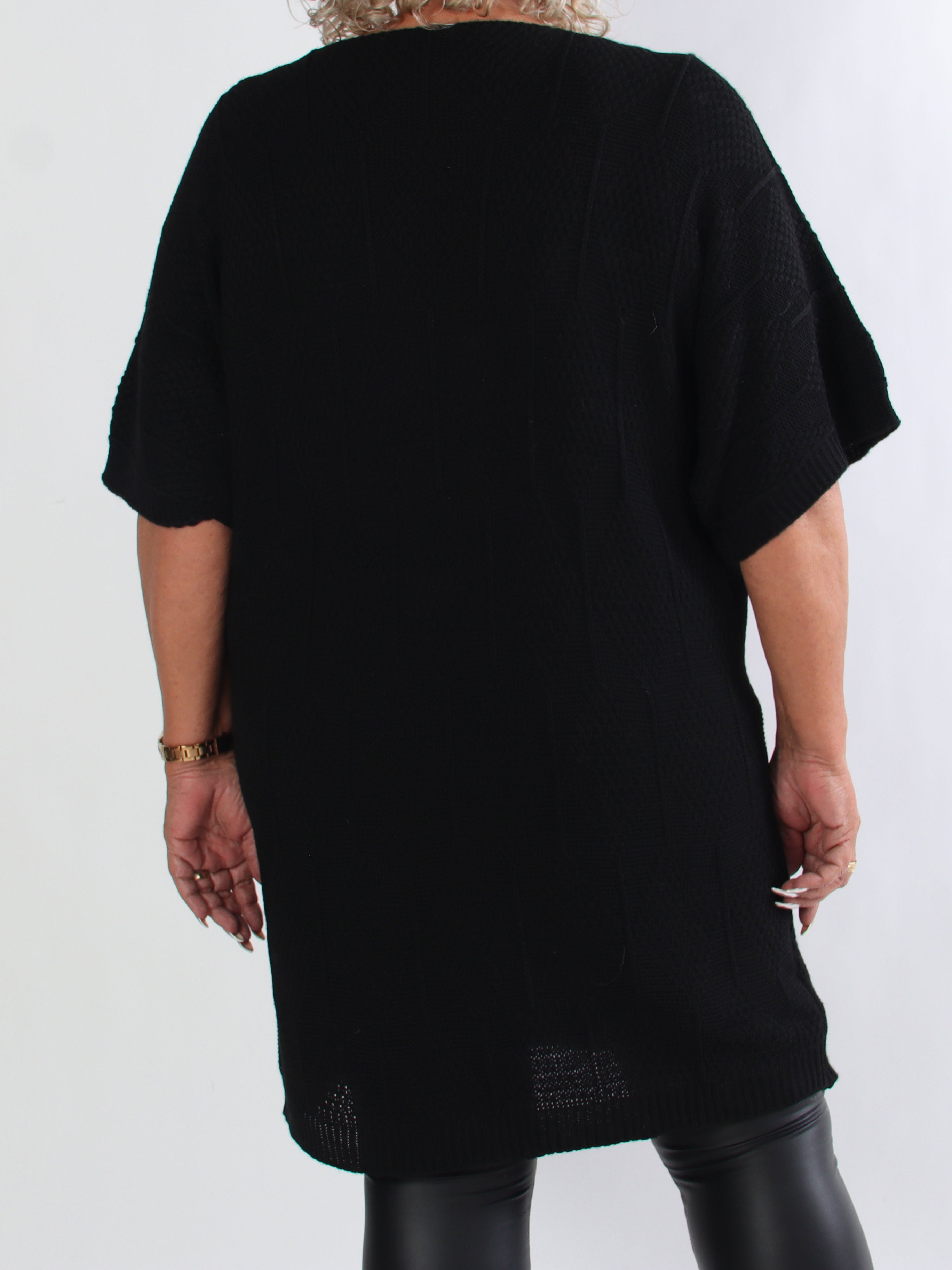 Brenda - Stickad plus size klänning med korta ärmar