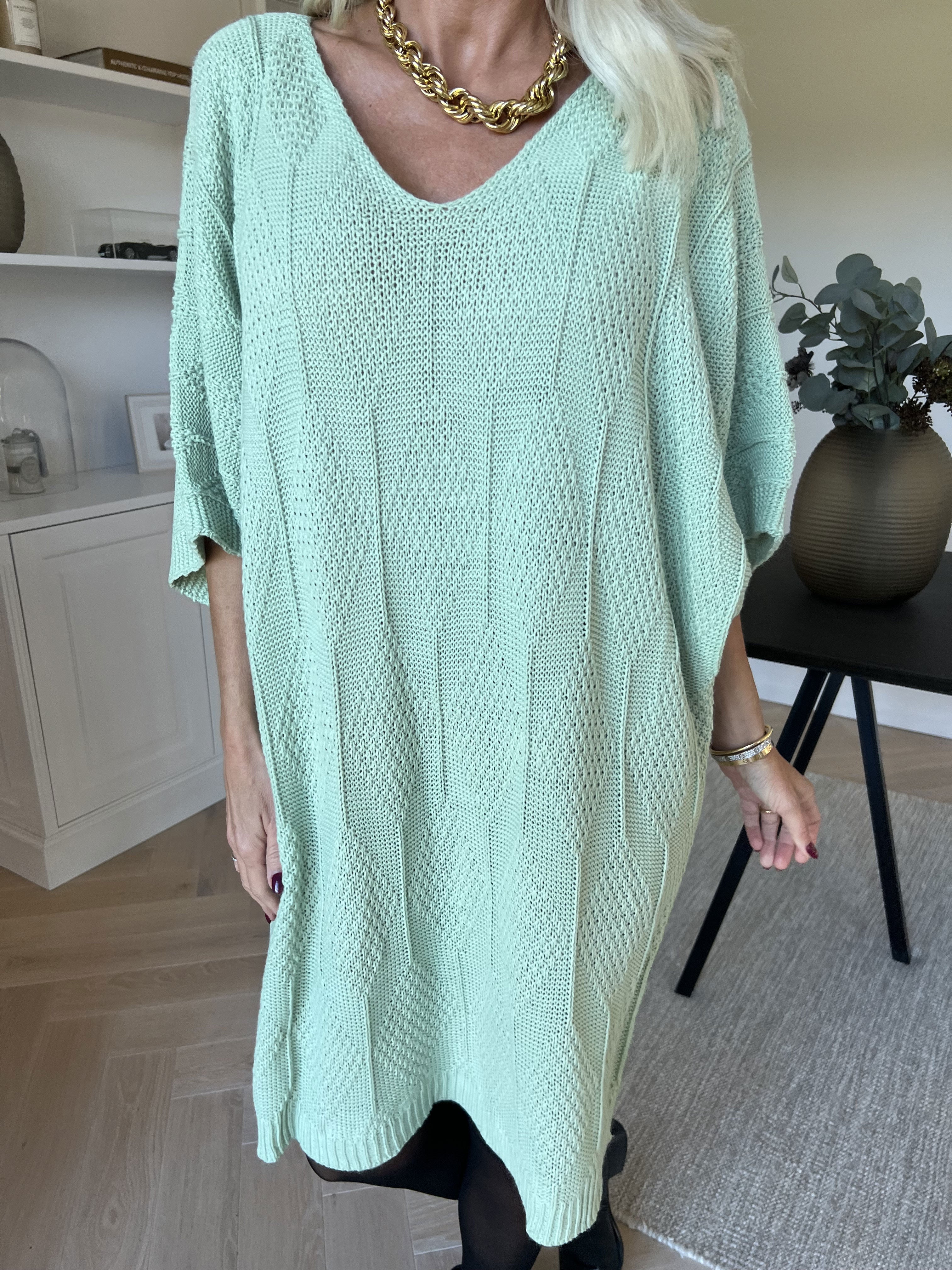 Brenda - Stickad klänning med korta ärmar