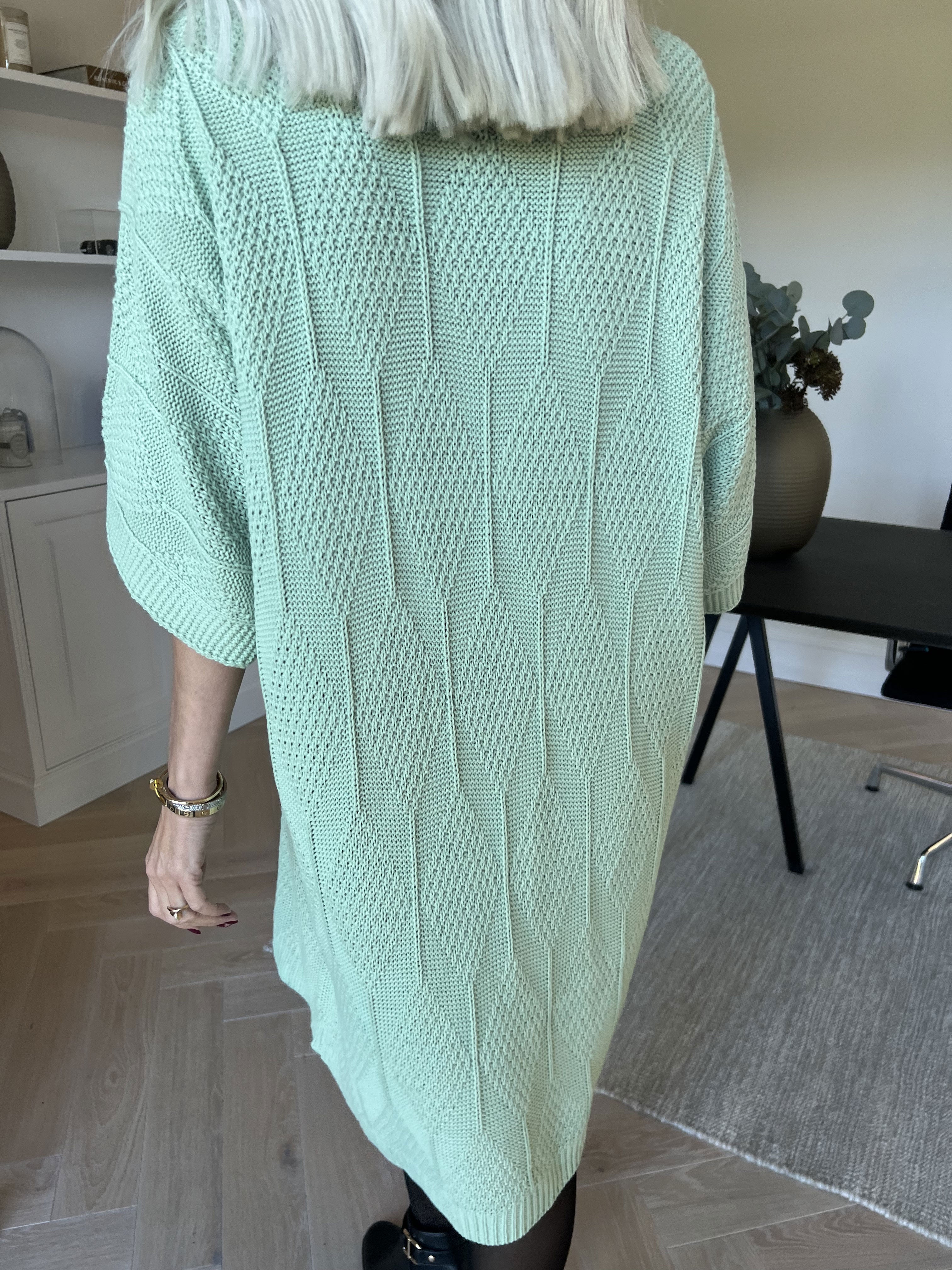 Brenda - Stickad klänning med korta ärmar