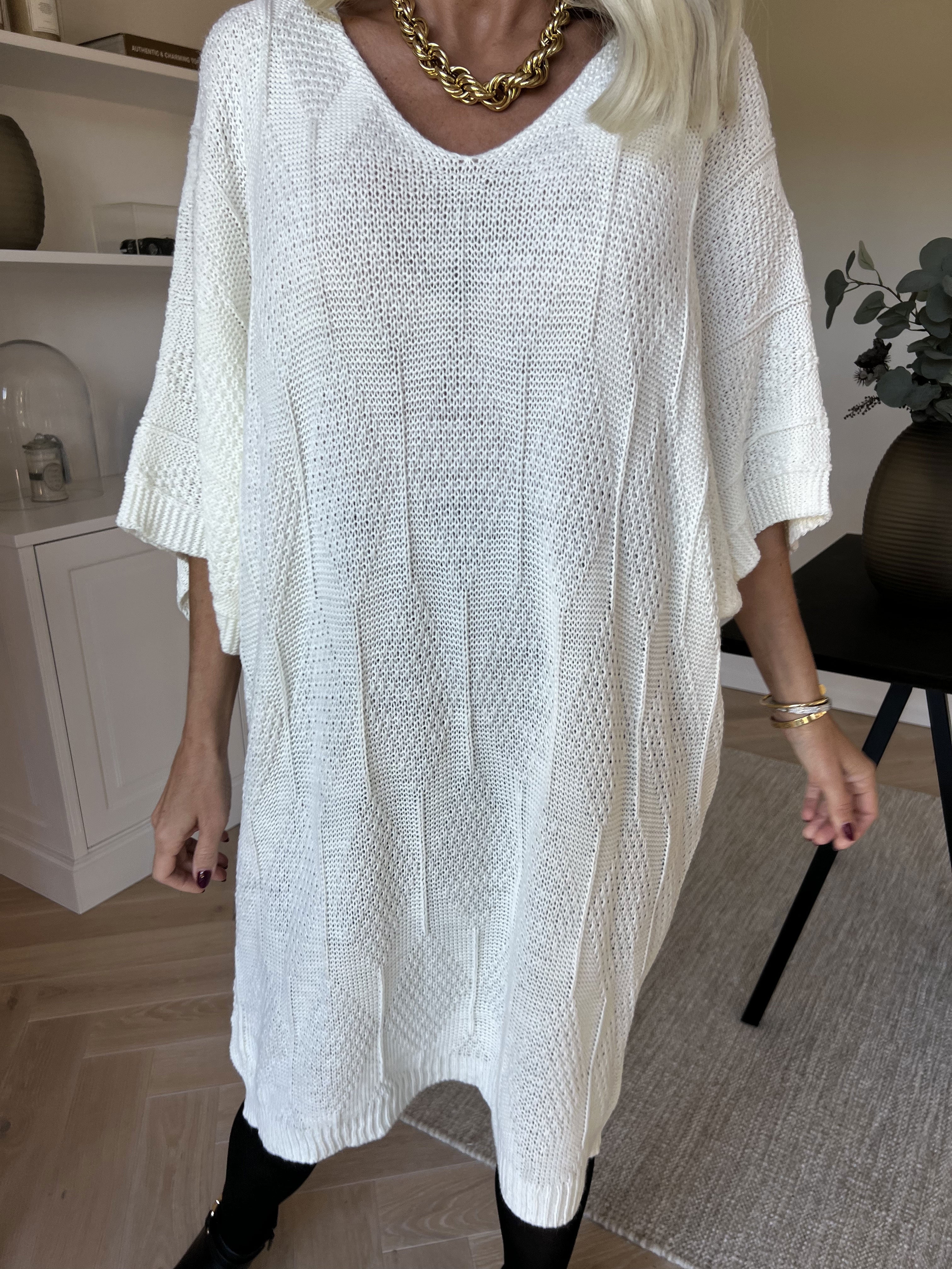 Brenda - Stickad klänning med korta ärmar