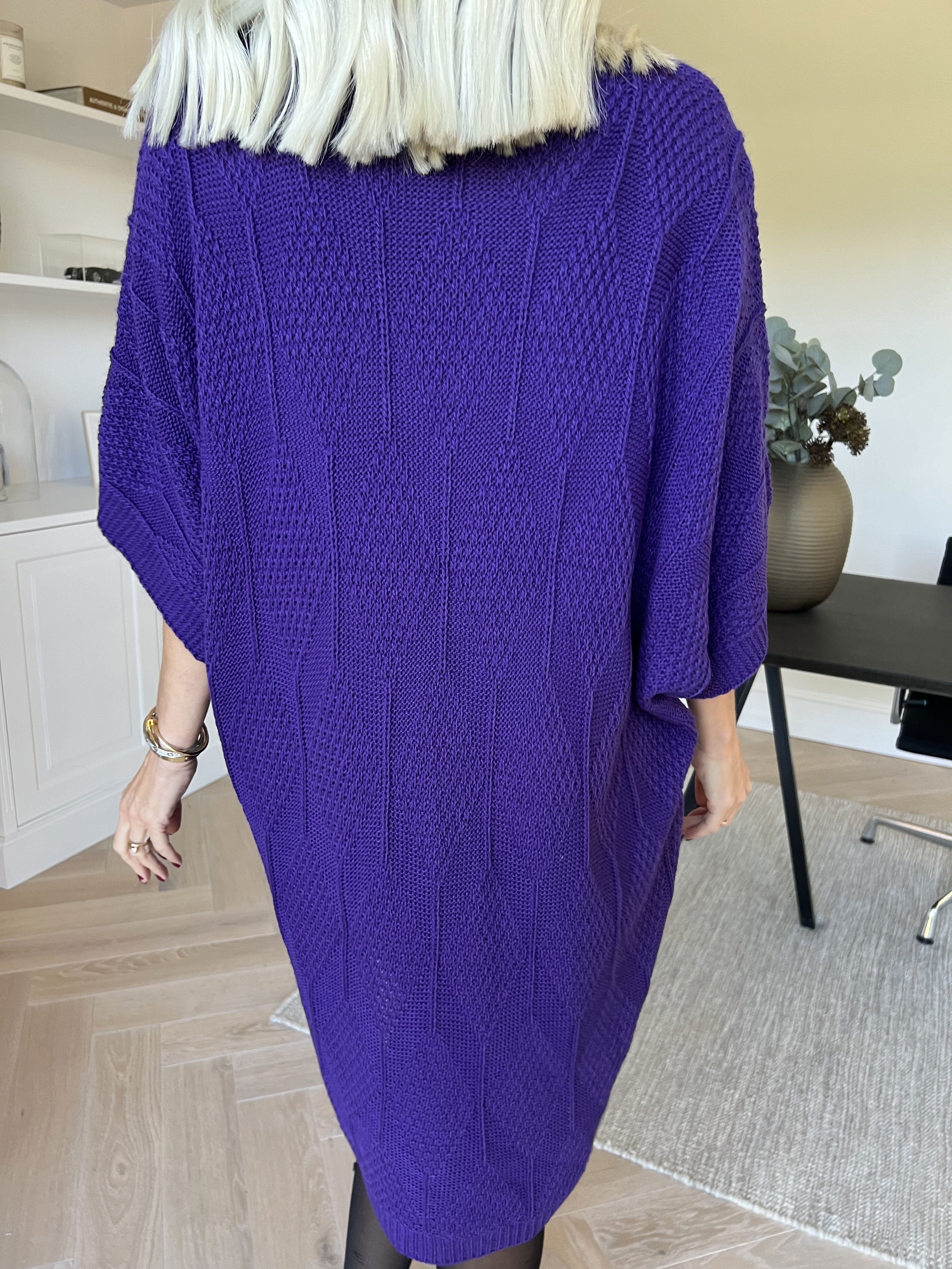 Brenda - Stickad klänning med korta ärmar