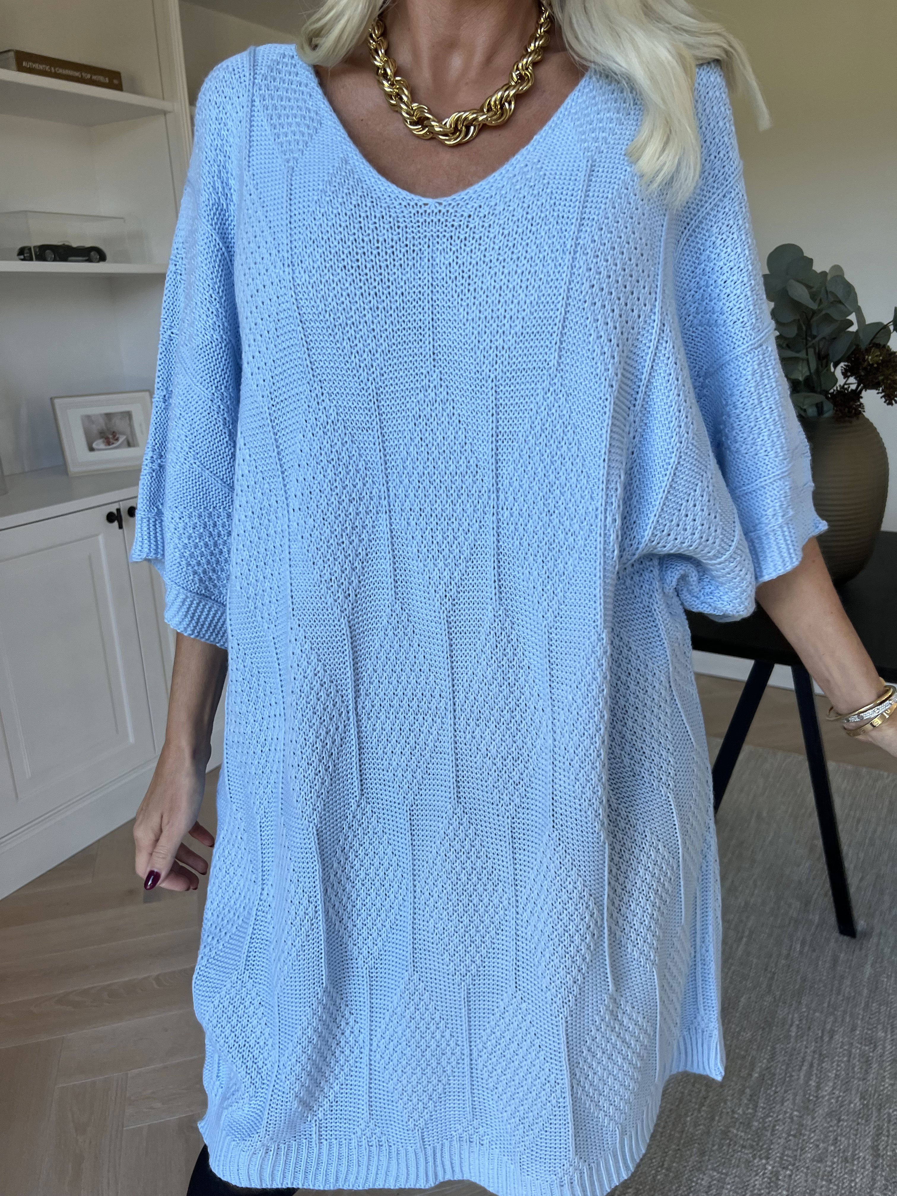 Brenda - Stickad klänning med korta ärmar