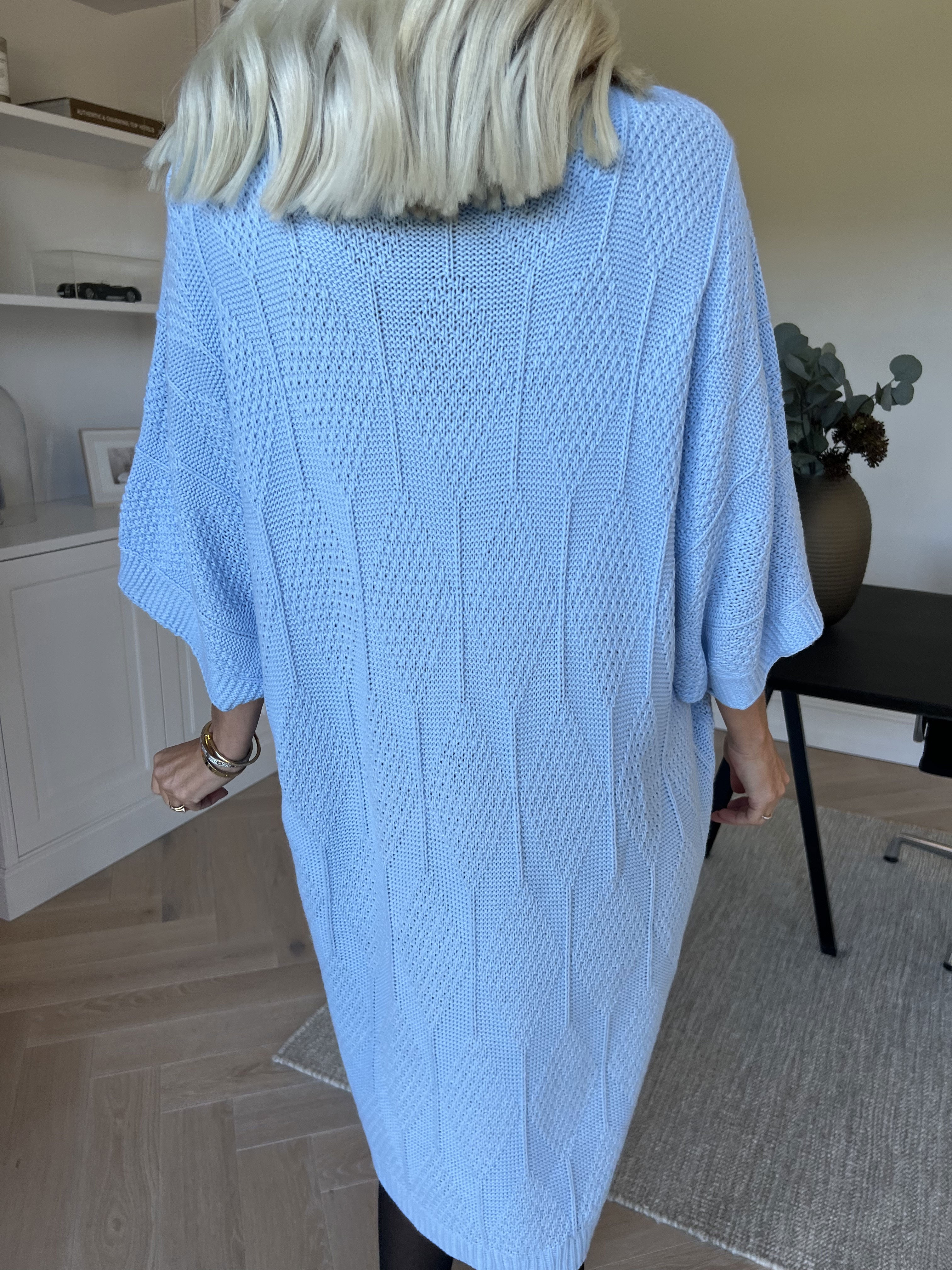 Brenda - Stickad klänning med korta ärmar