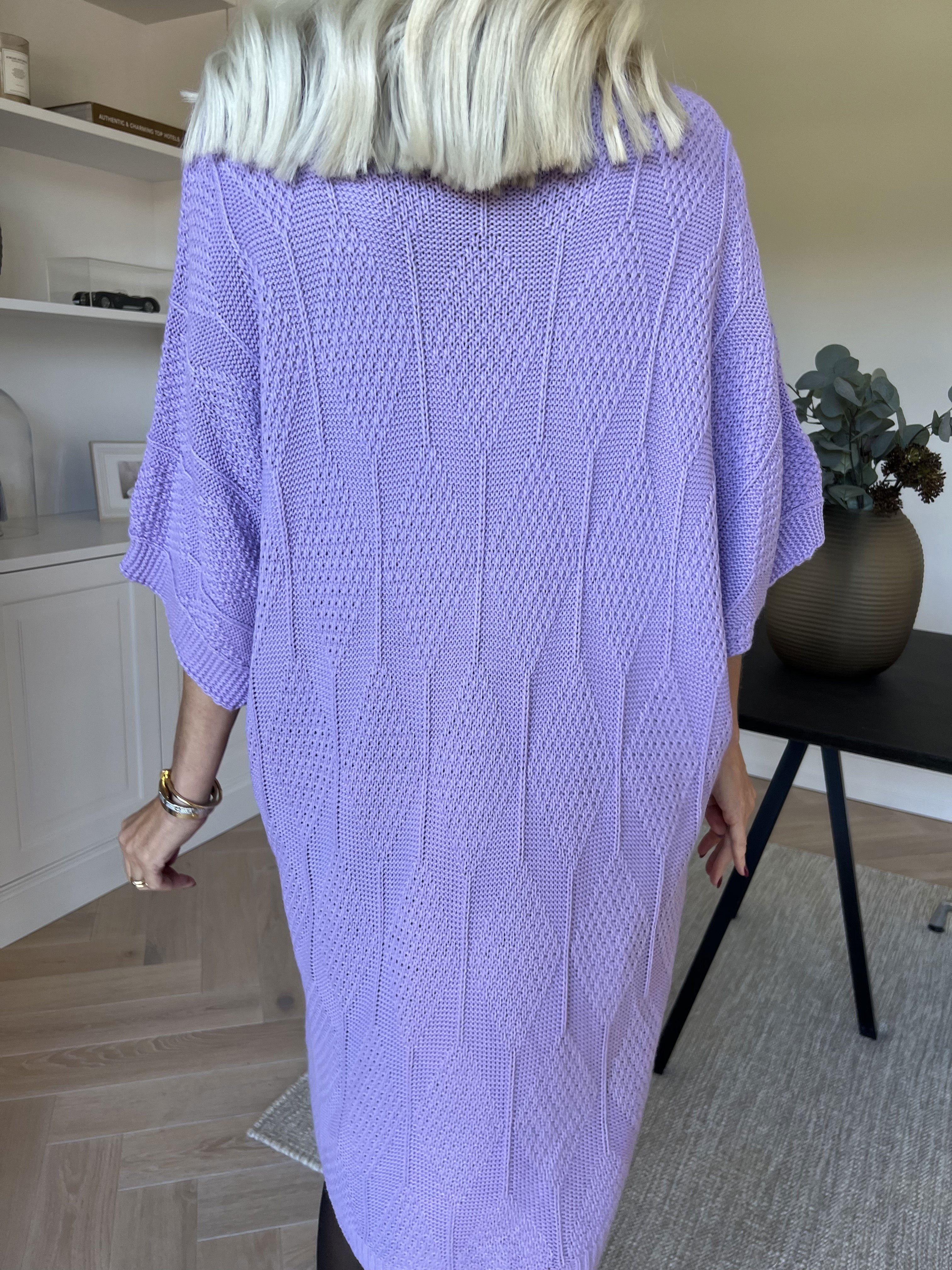 Brenda - Stickad klänning med korta ärmar