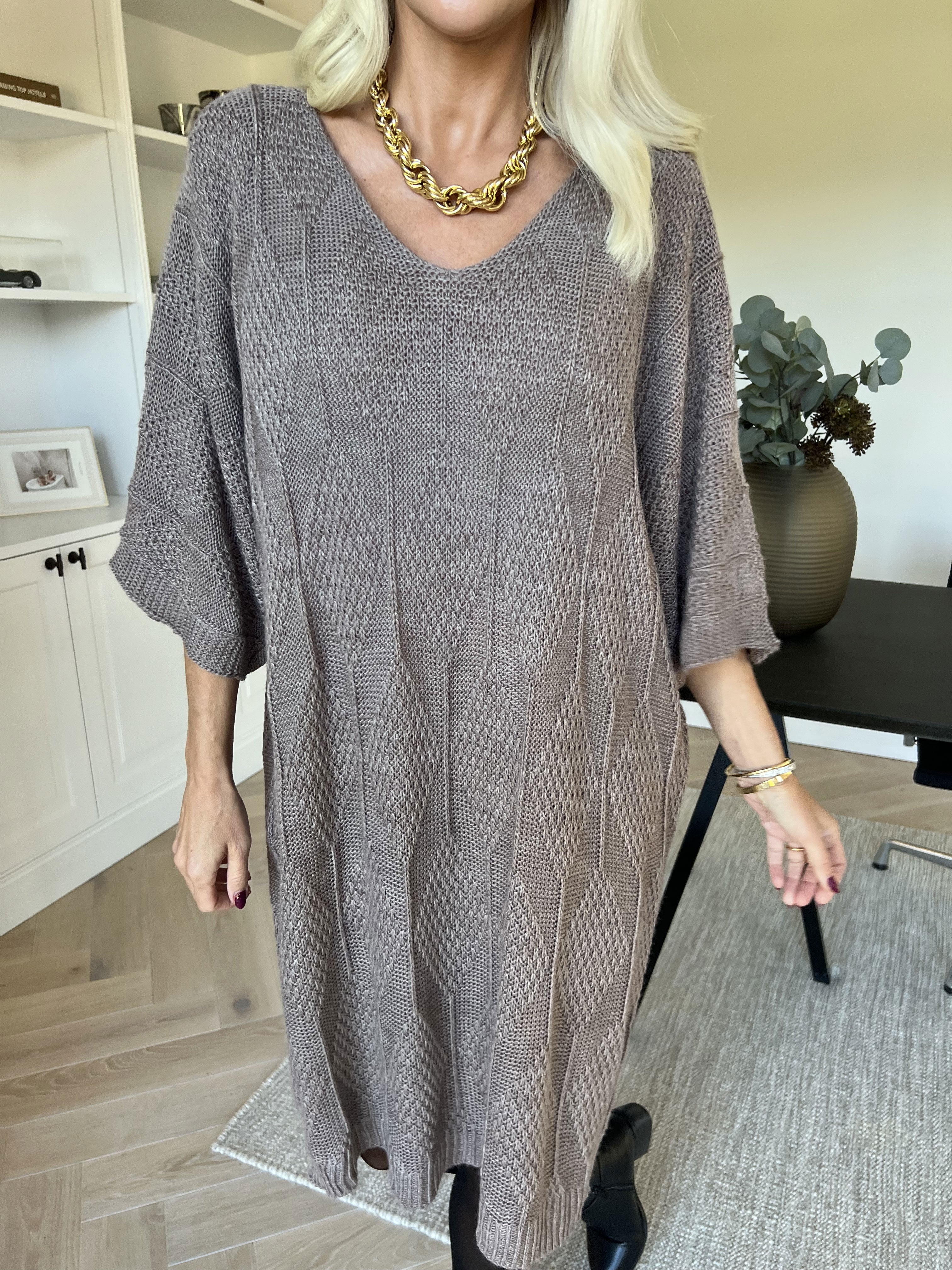 Brenda - Stickad klänning med korta ärmar