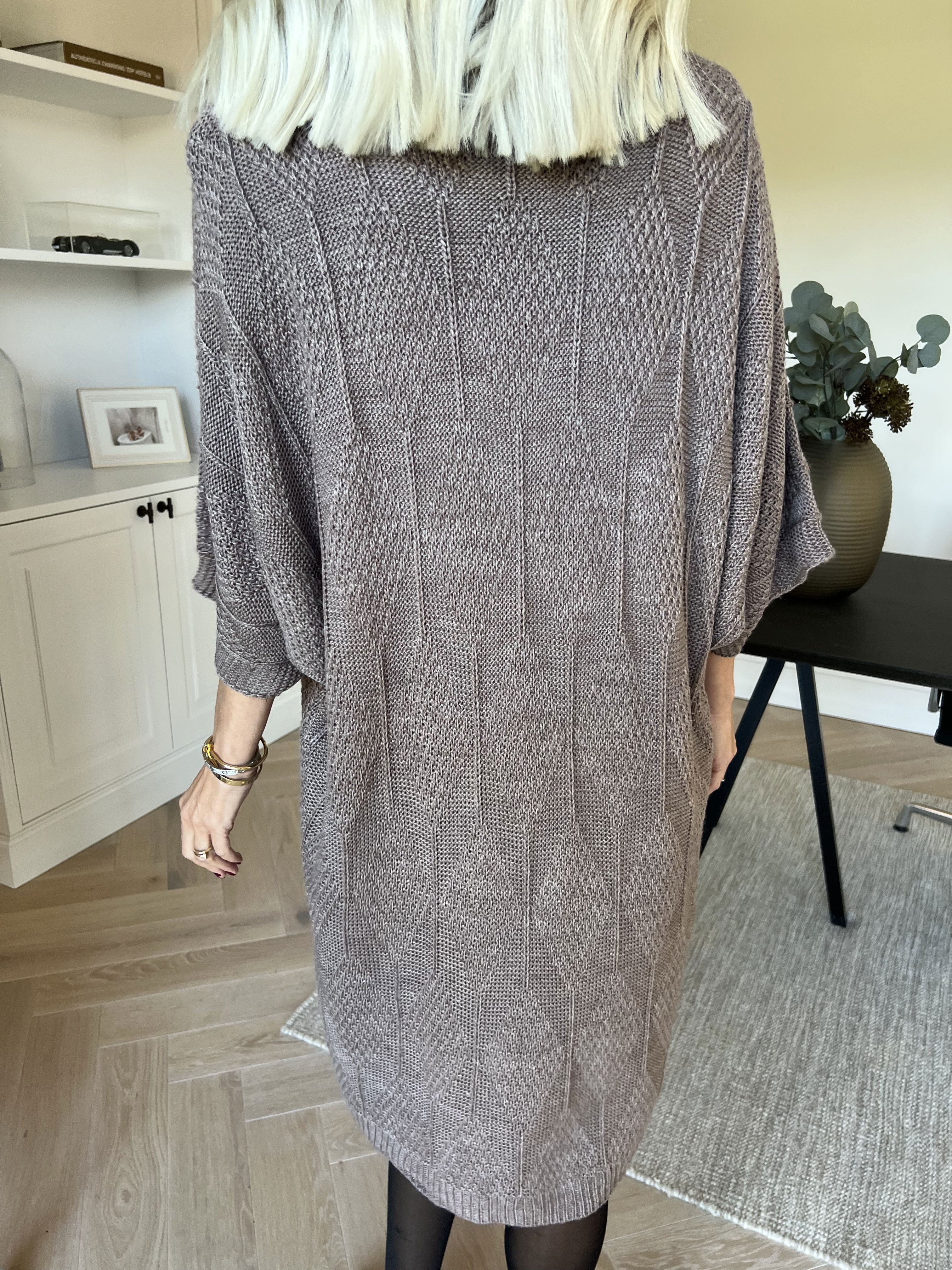 Brenda - Stickad klänning med korta ärmar