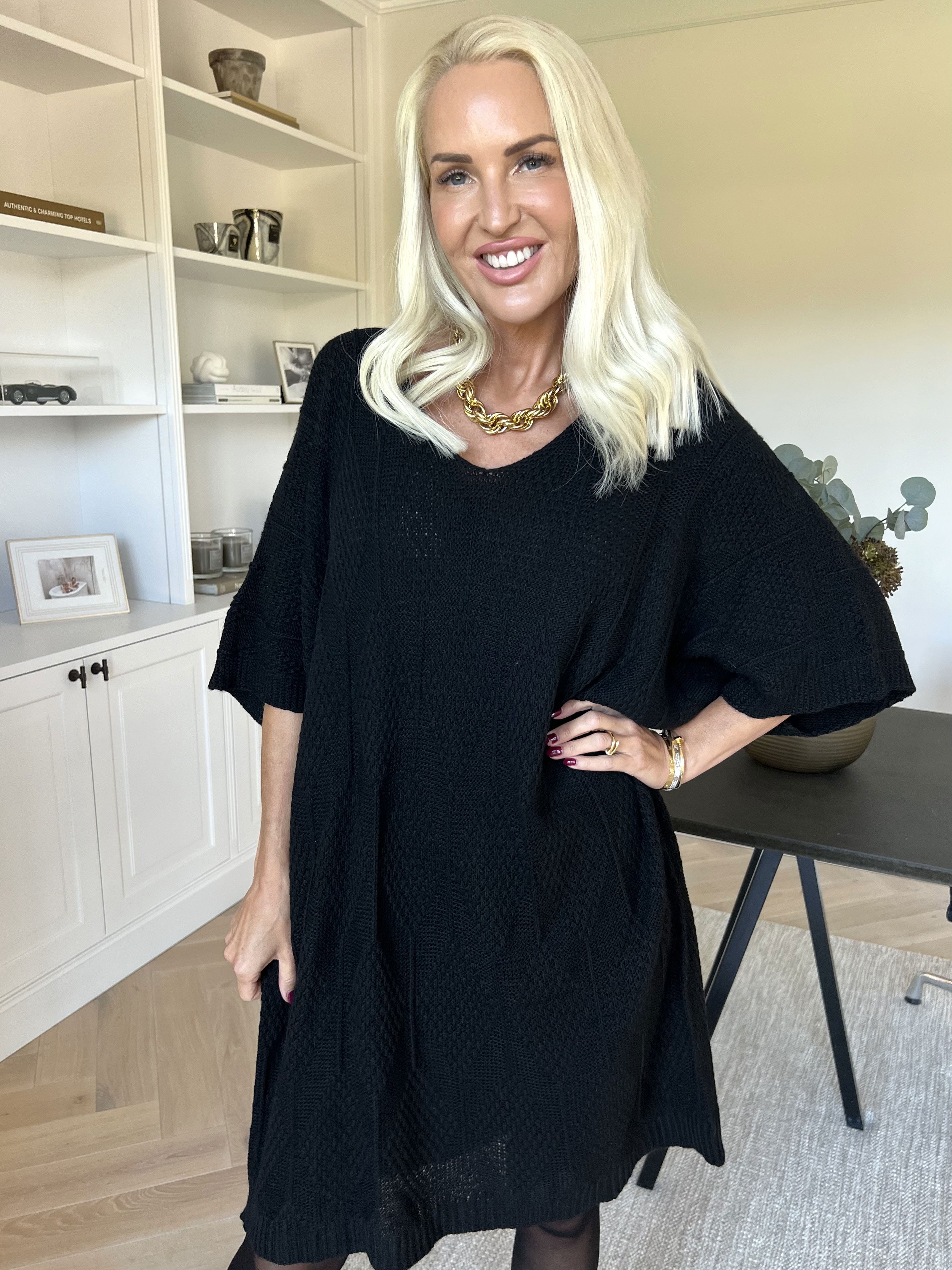 Brenda - Stickad klänning med korta ärmar