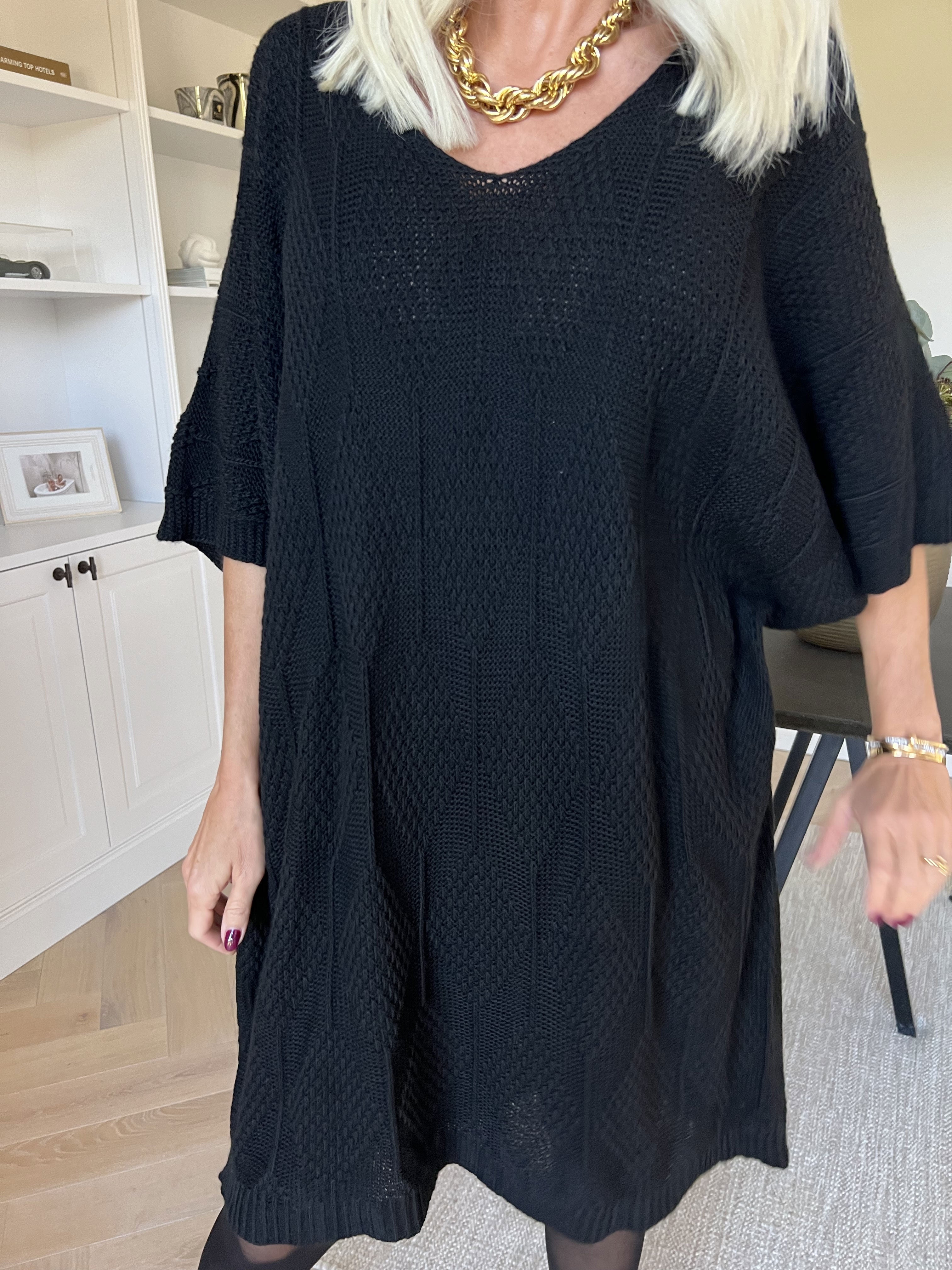 Brenda - Stickad klänning med korta ärmar