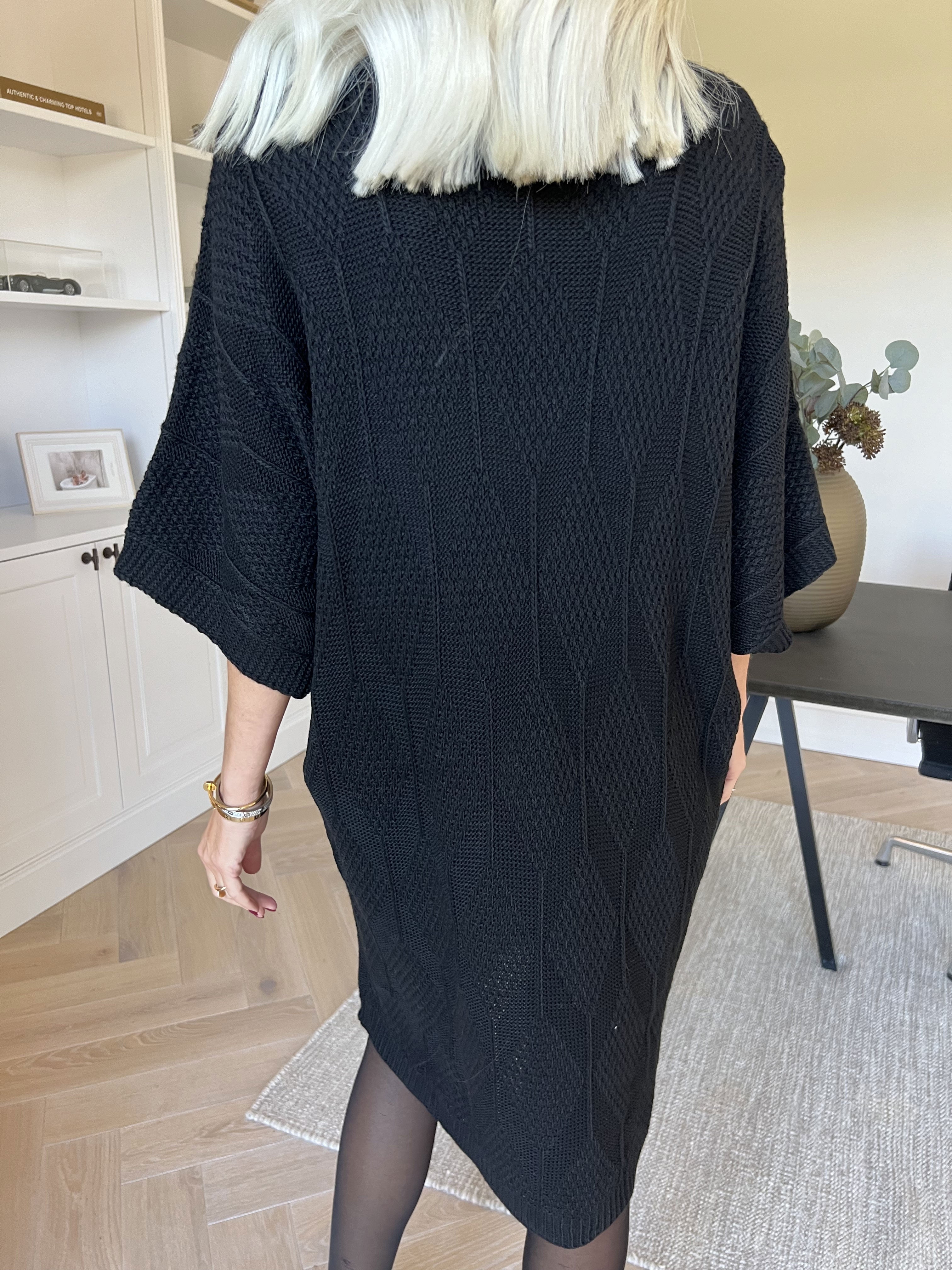 Brenda - Stickad klänning med korta ärmar