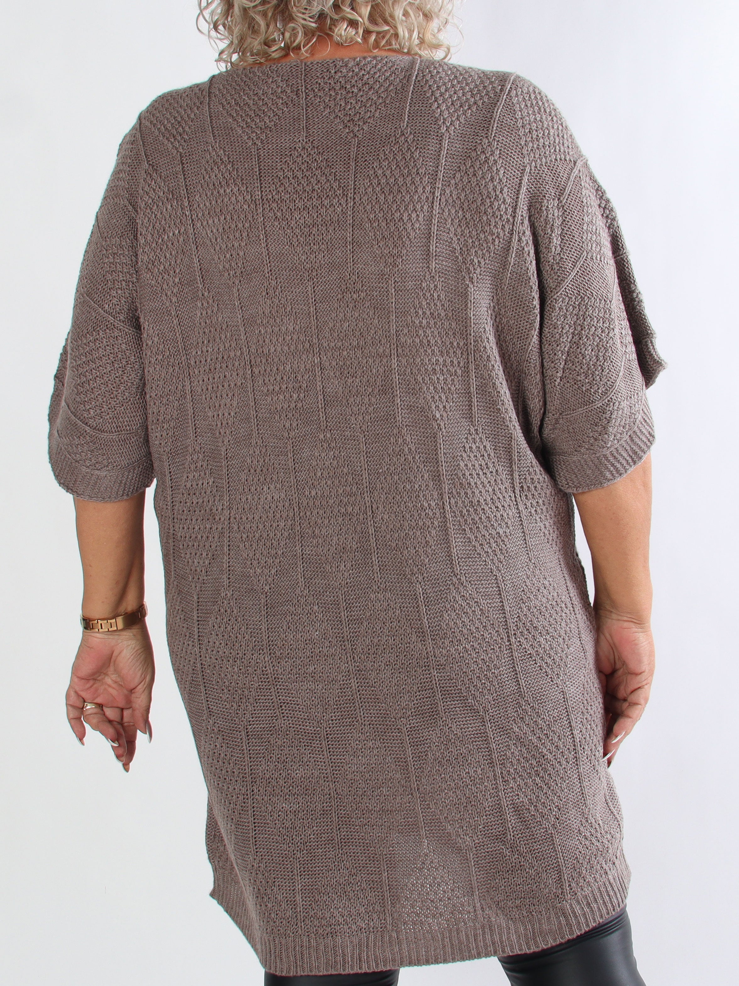 Brenda - Stickad plus size klänning med korta ärmar