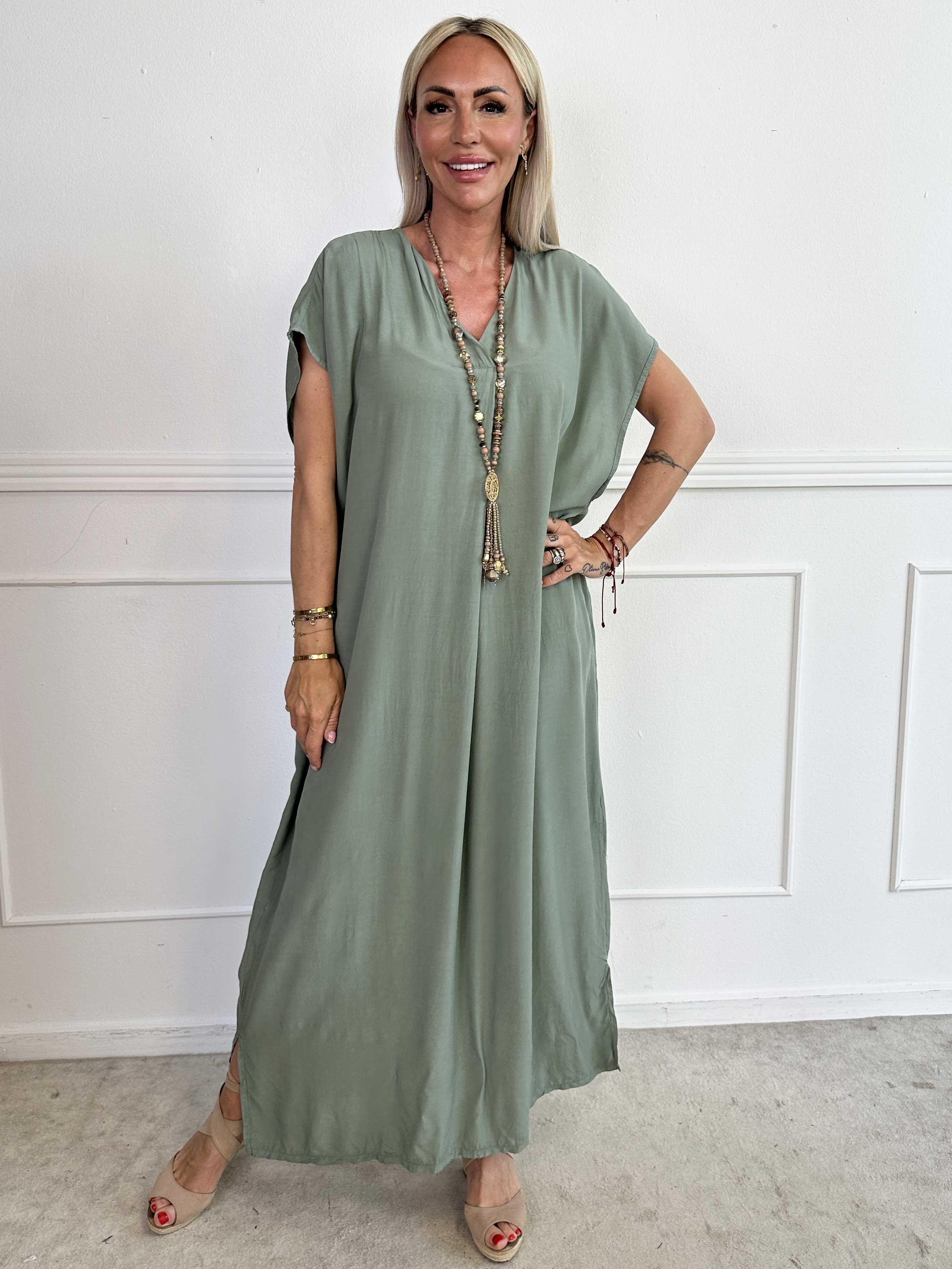 Briseis - Lång luftig klänning i viskos med v-skärning