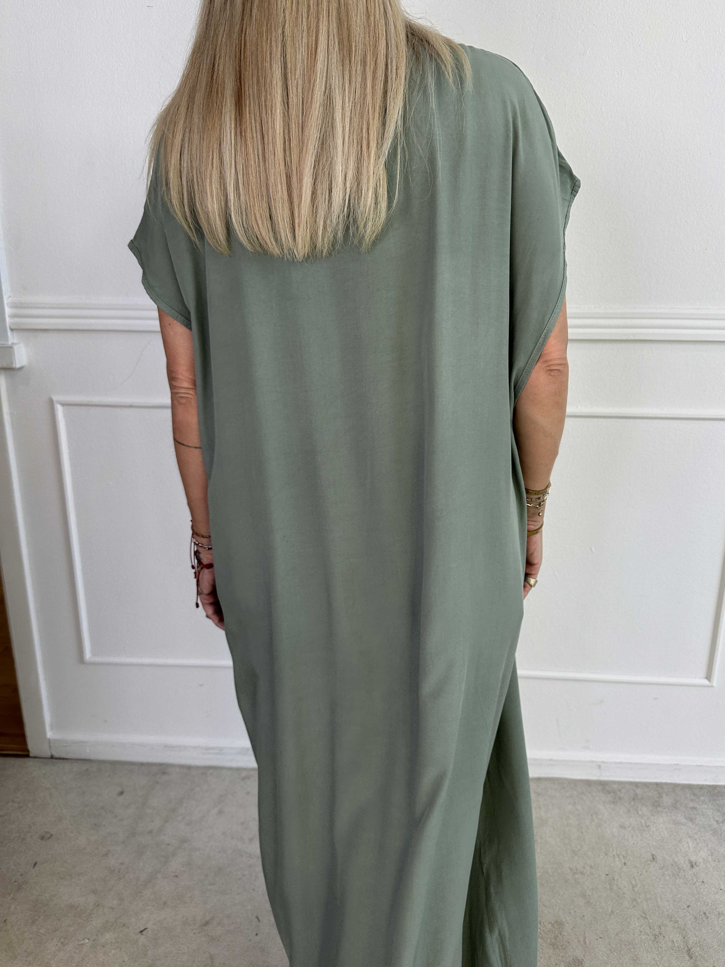 Briseis - Lång luftig klänning i viskos med v-skärning