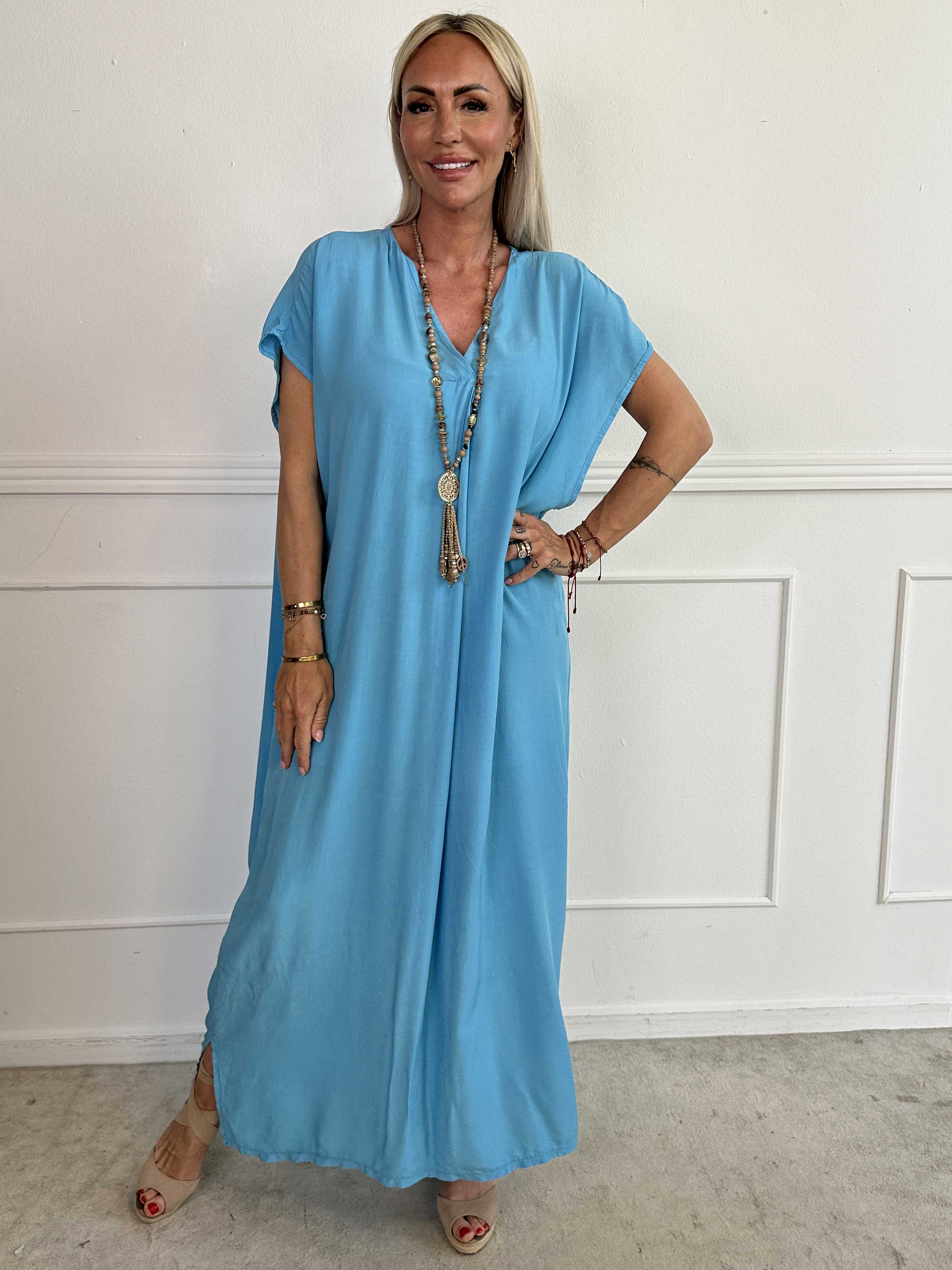 Briseis - Lång luftig klänning i viskos med v-skärning