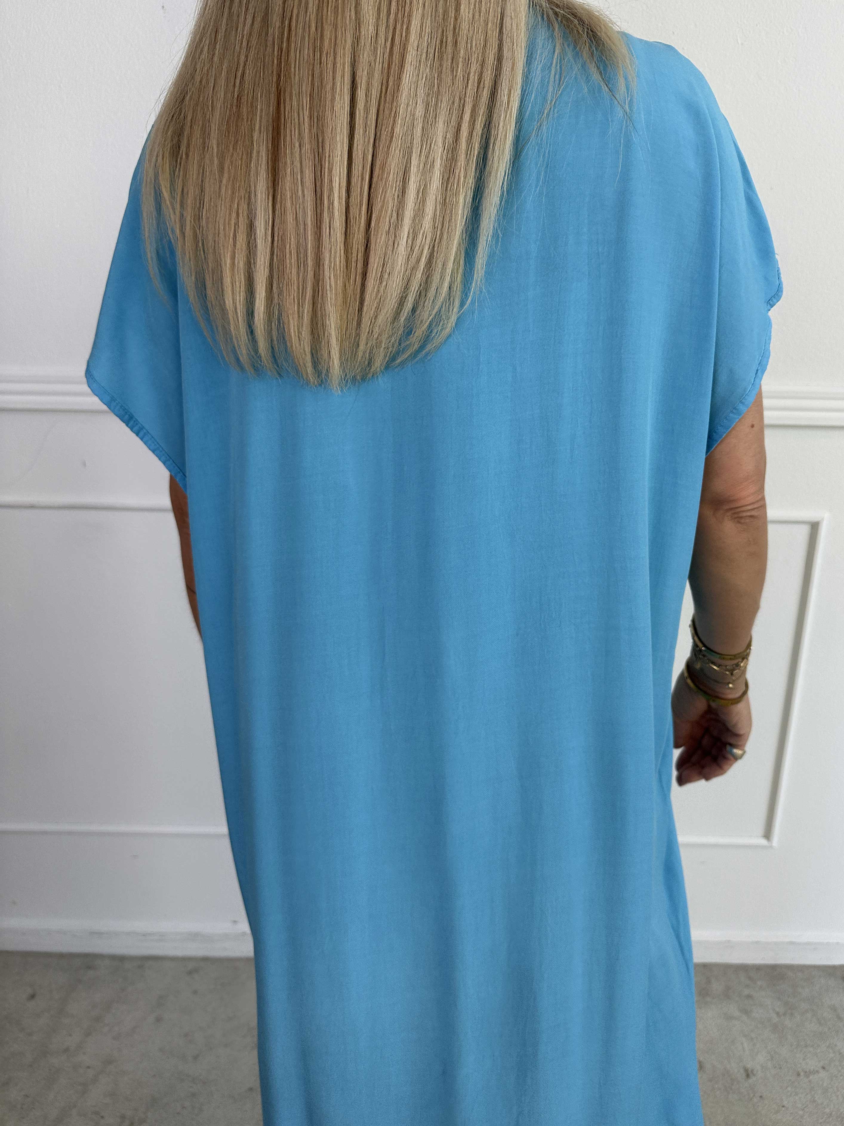 Briseis - Lång luftig klänning i viskos med v-skärning