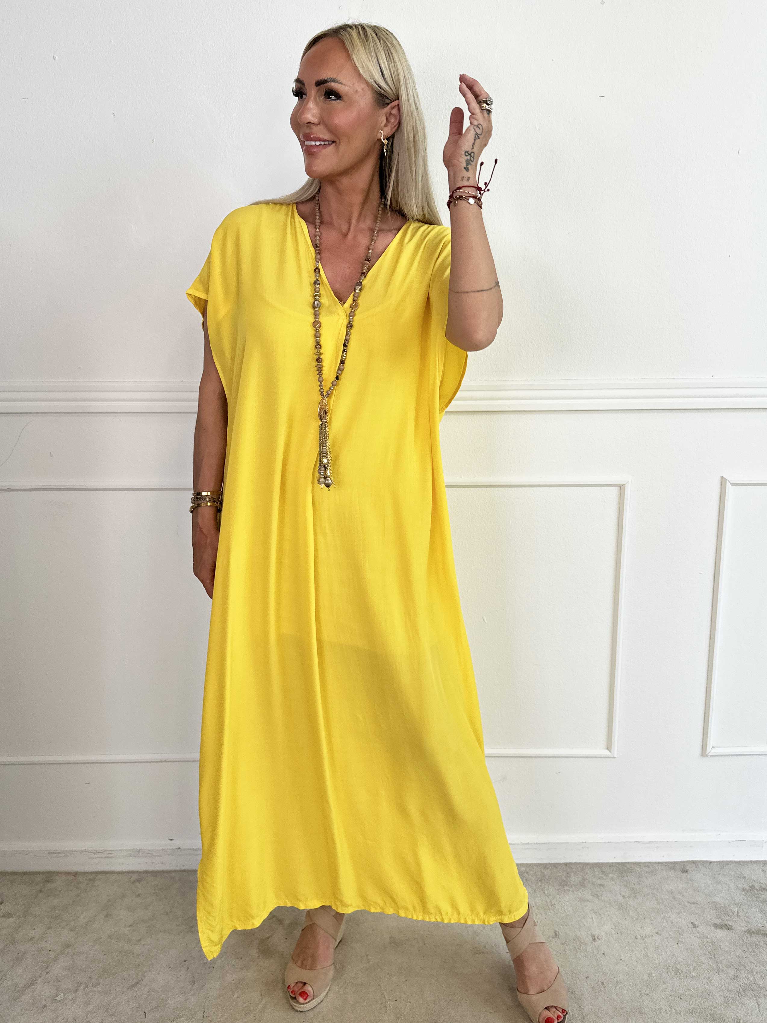 Briseis - Lång luftig klänning i viskos med v-skärning