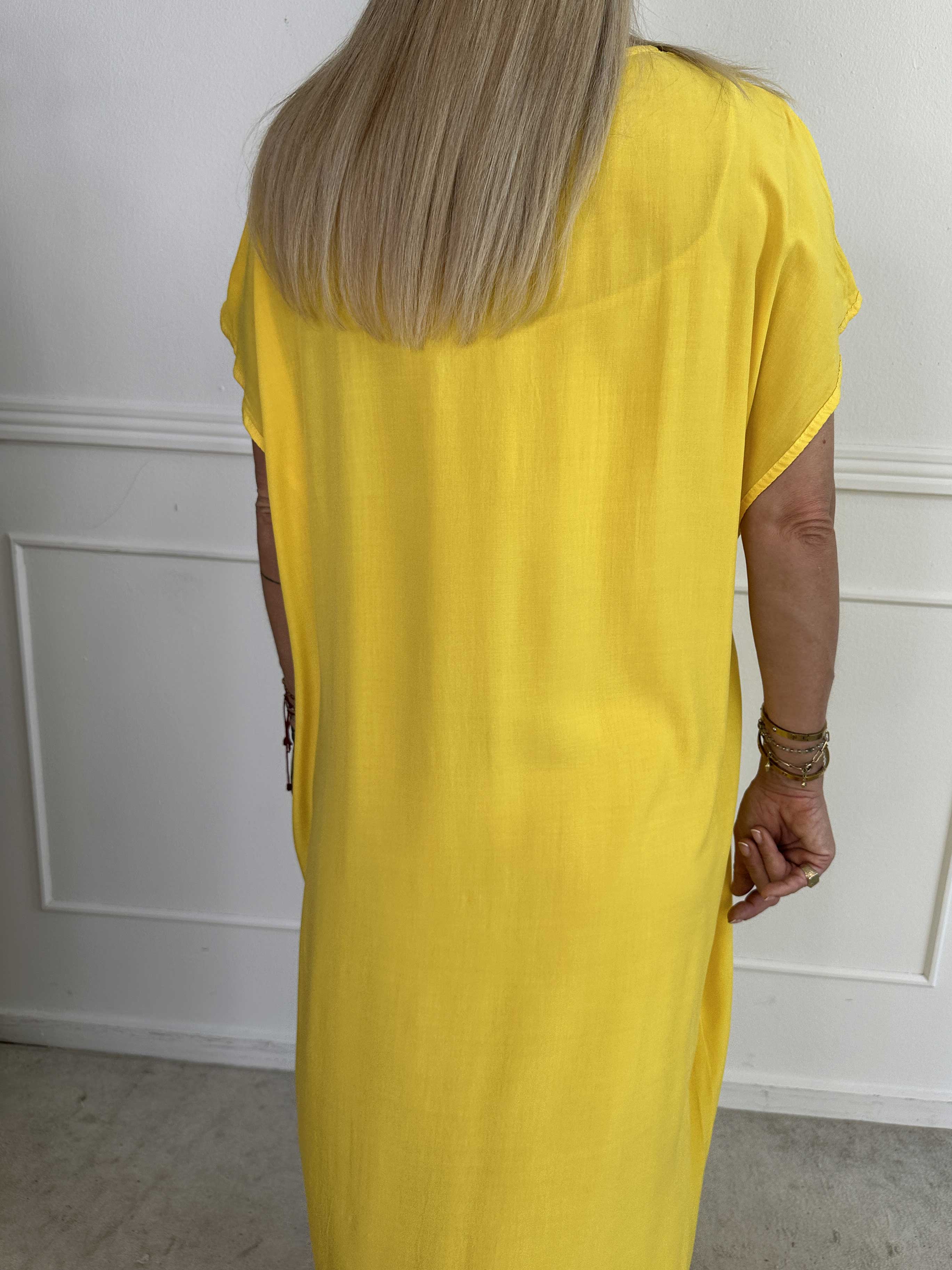 Briseis - Lång luftig klänning i viskos med v-skärning