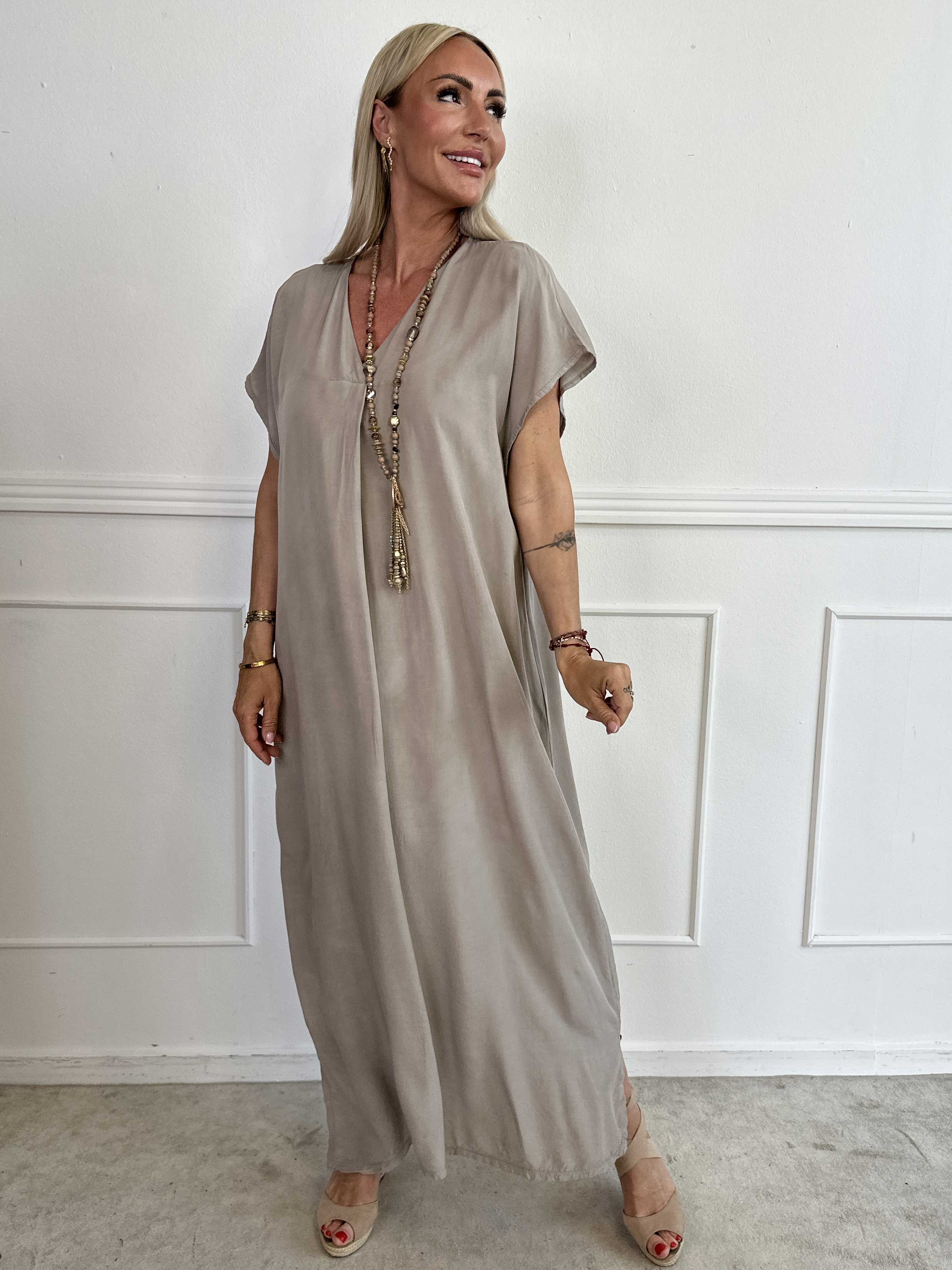 Briseis - Lång luftig klänning i viskos med v-skärning