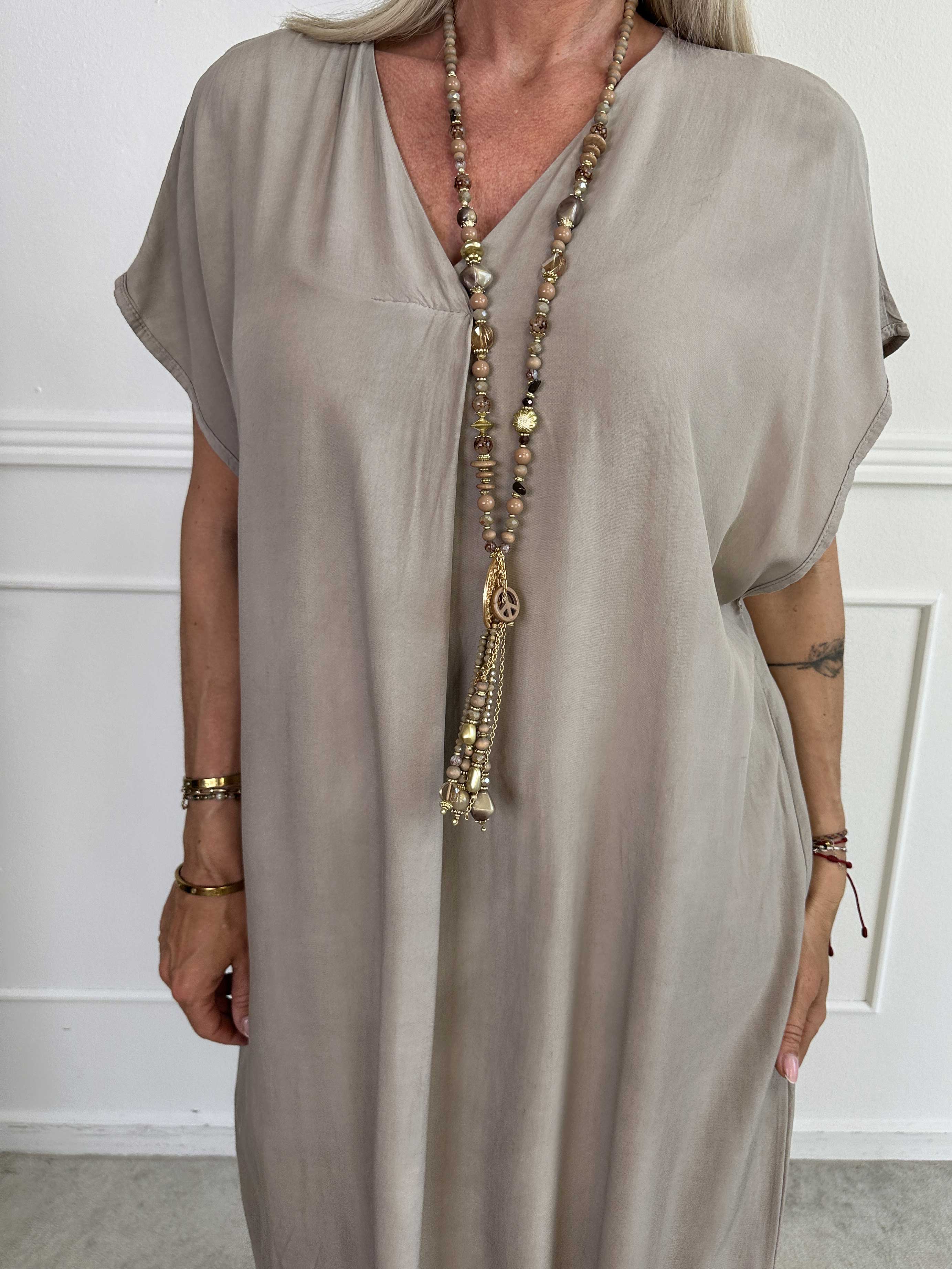 Briseis - Lång luftig klänning i viskos med v-skärning