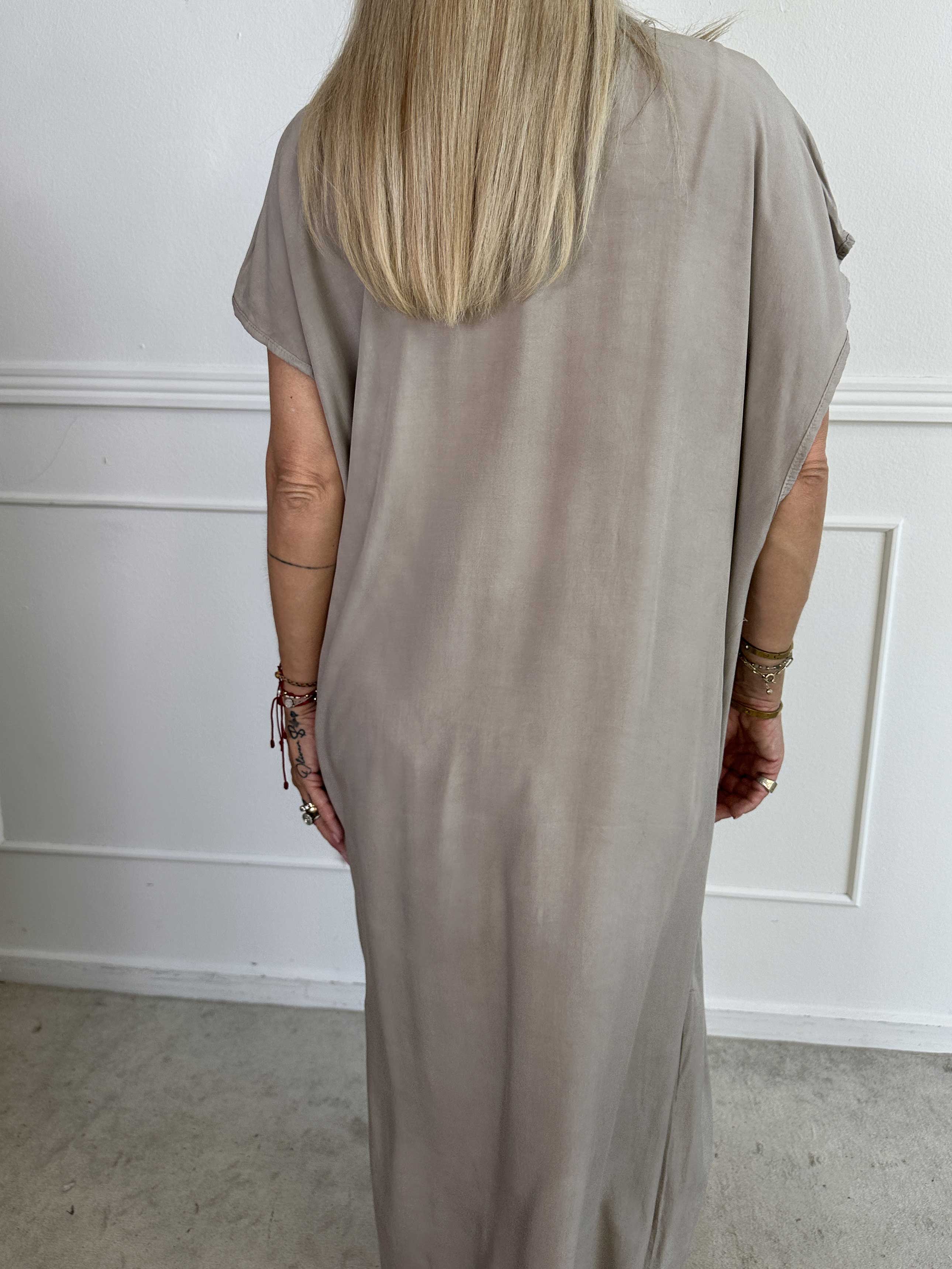 Briseis - Lång luftig klänning i viskos med v-skärning