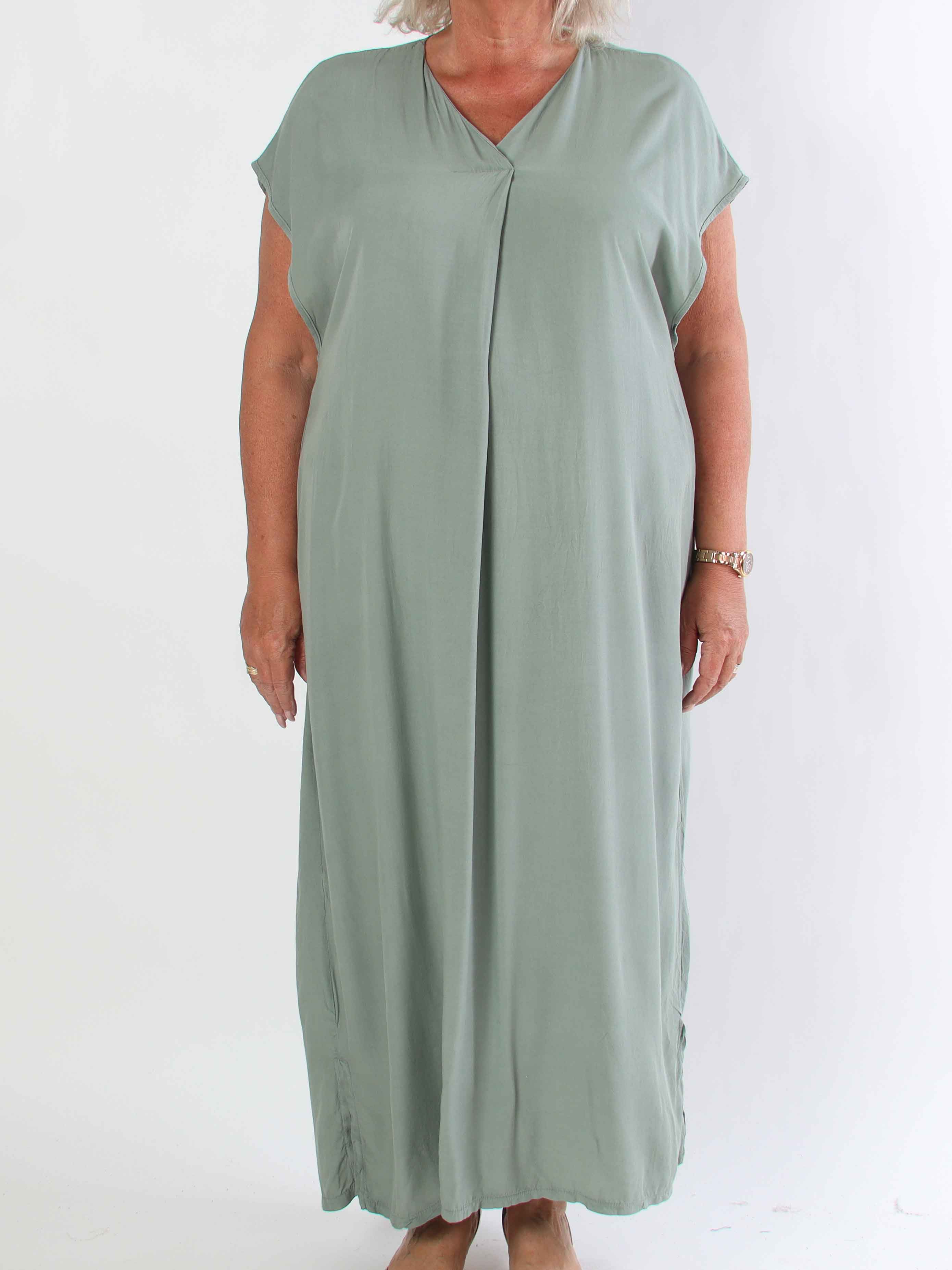 Briseis - Lång luftig plus size klänning i viskos med v-skärning