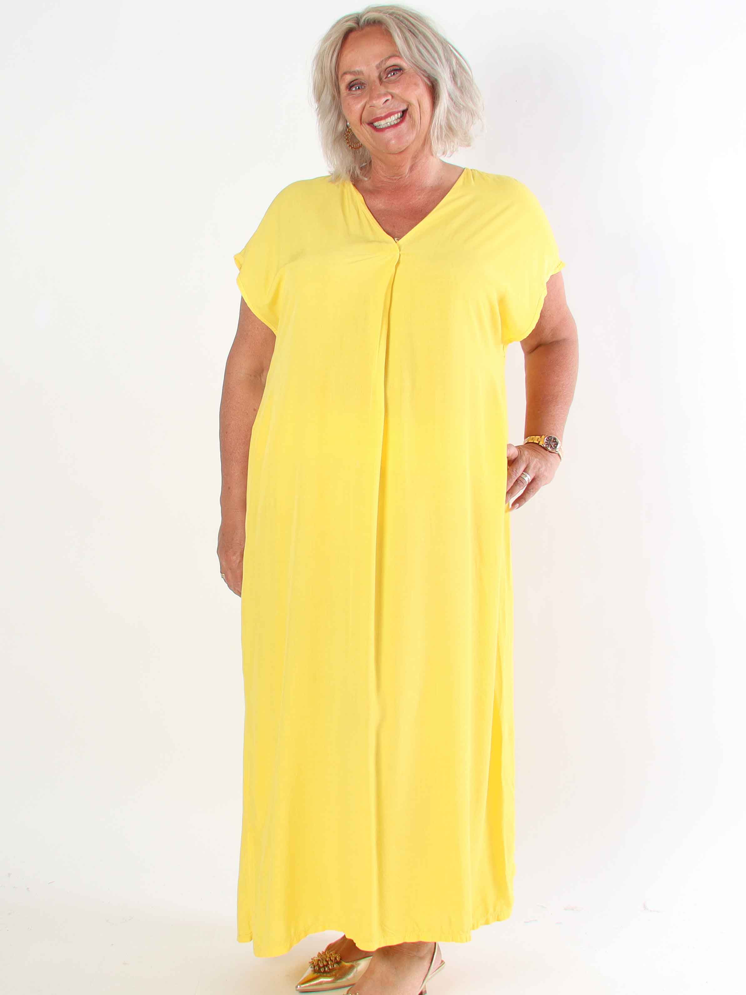 Briseis - Lång luftig plus size klänning i viskos med v-skärning