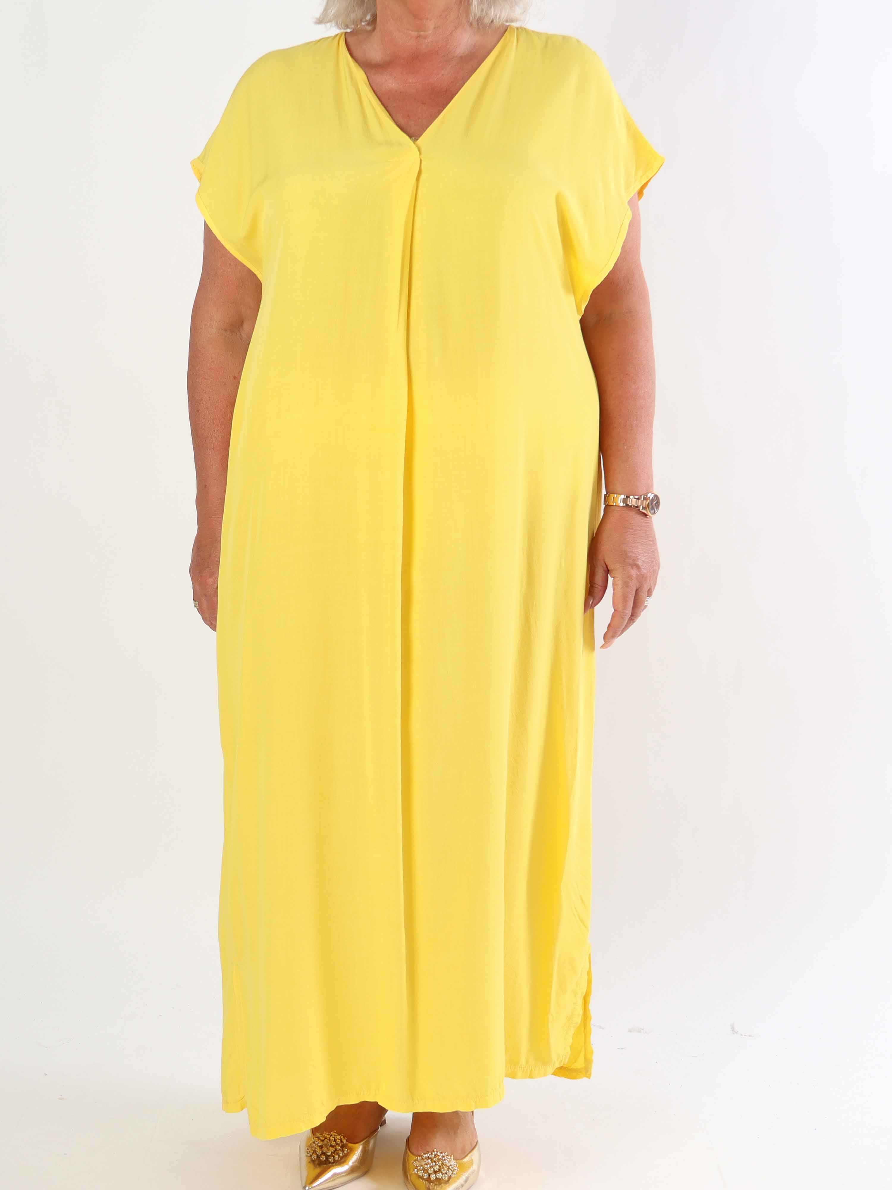 Briseis - Lång luftig plus size klänning i viskos med v-skärning