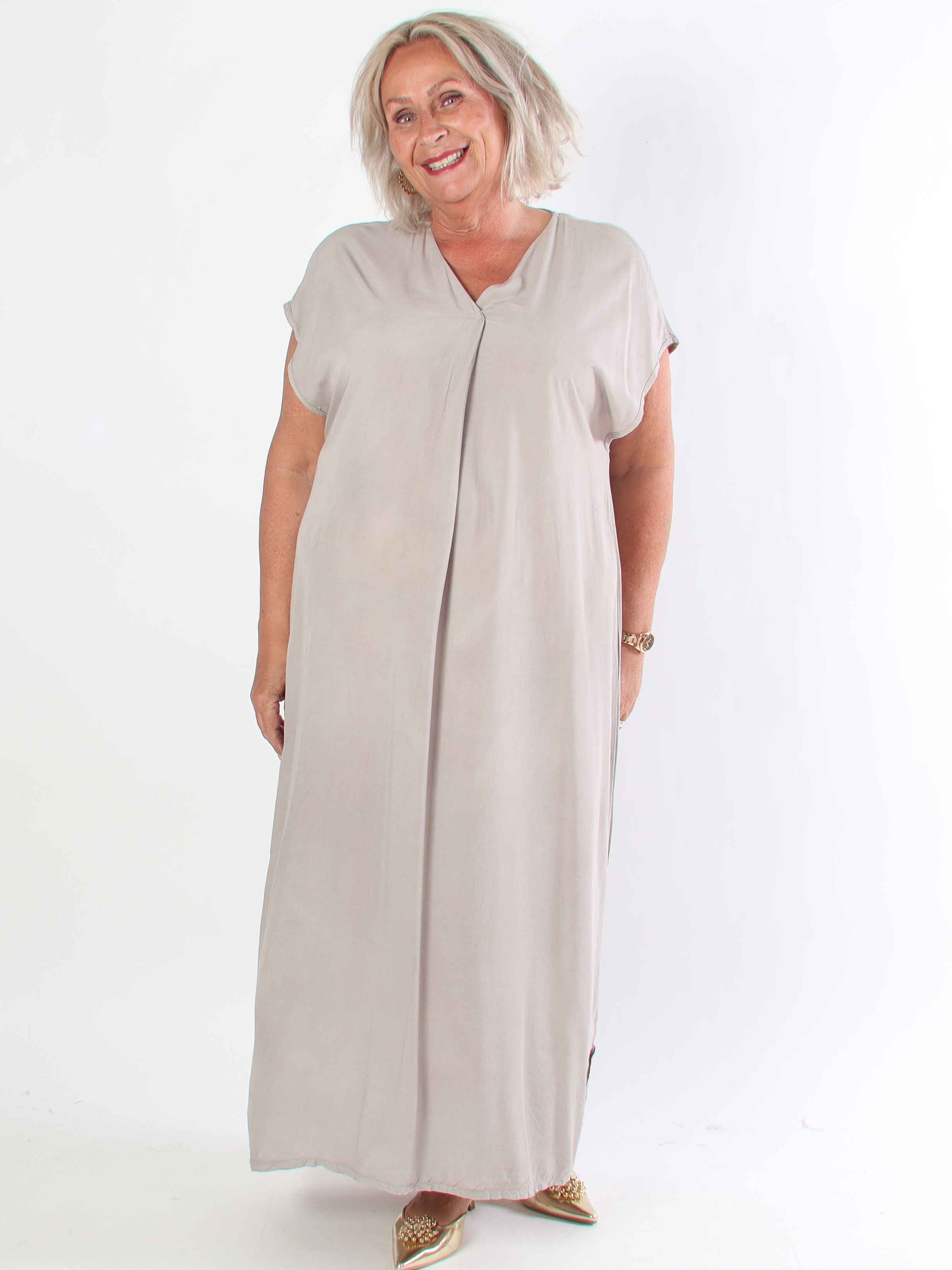 Briseis - Lång luftig plus size klänning i viskos med v-skärning