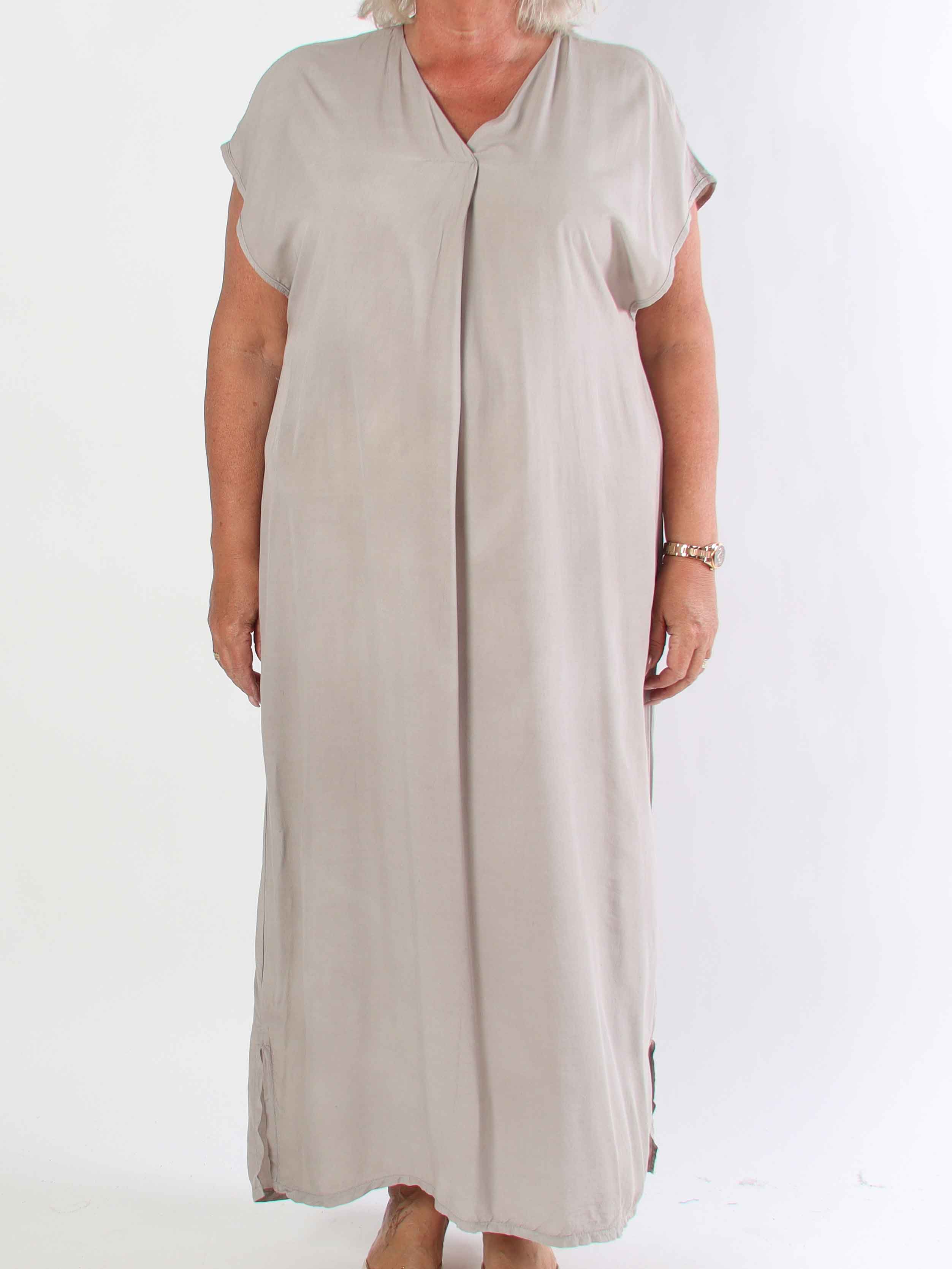 Briseis - Lång luftig plus size klänning i viskos med v-skärning