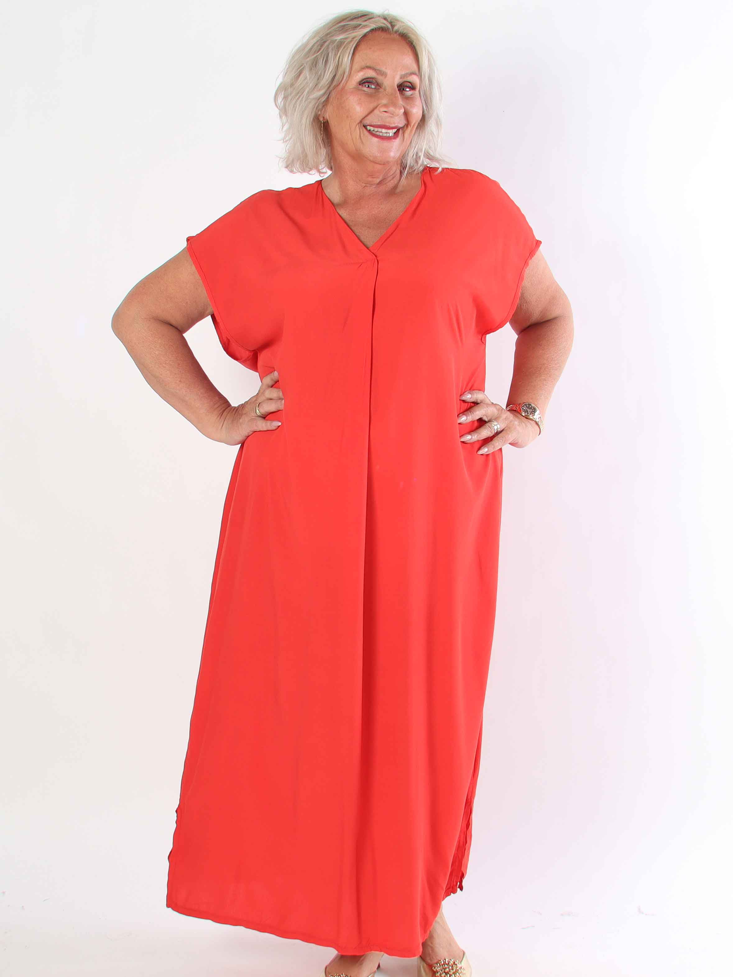 Briseis - Lång luftig plus size klänning i viskos med v-skärning