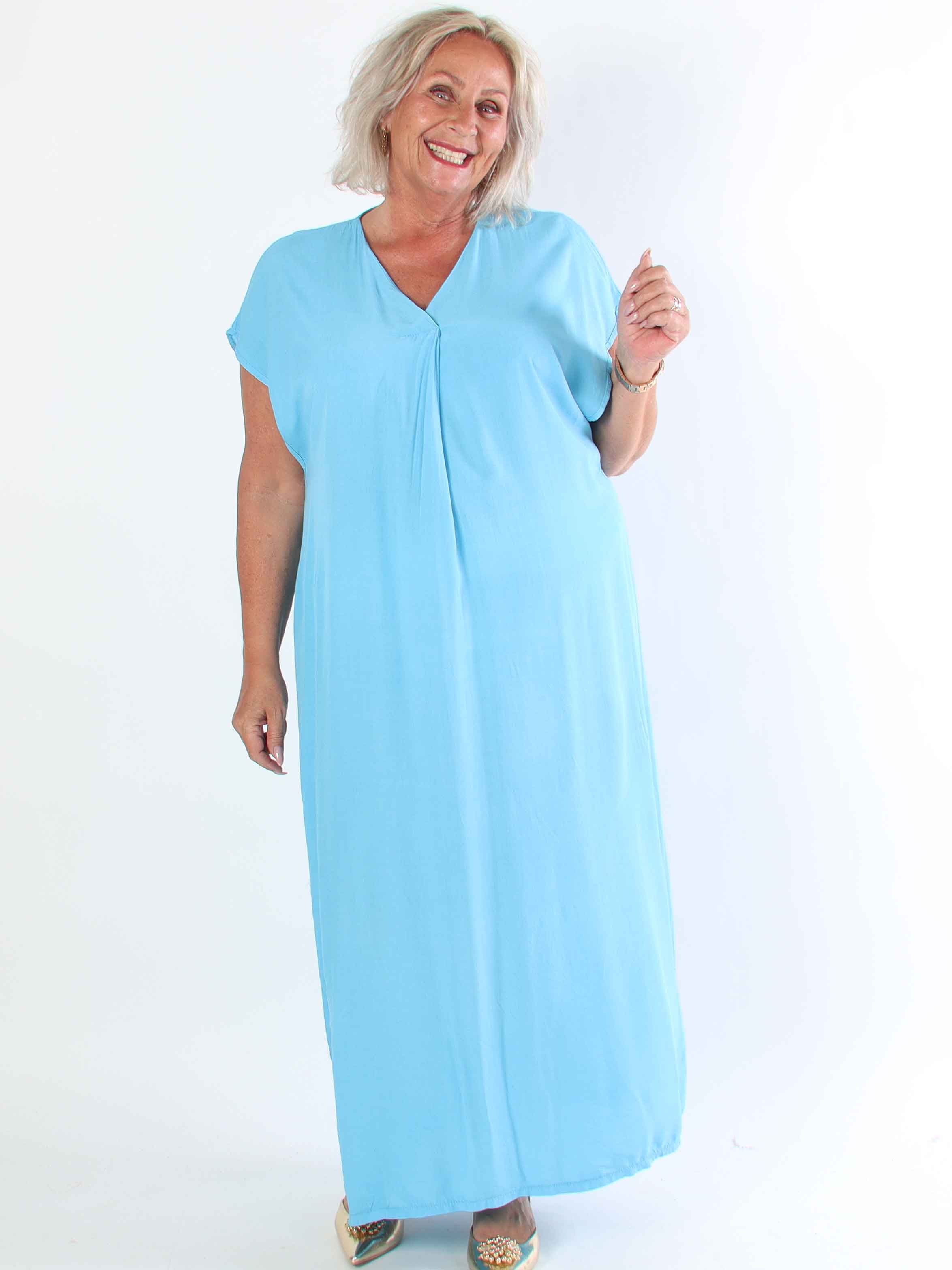 Briseis - Lång luftig plus size klänning i viskos med v-skärning