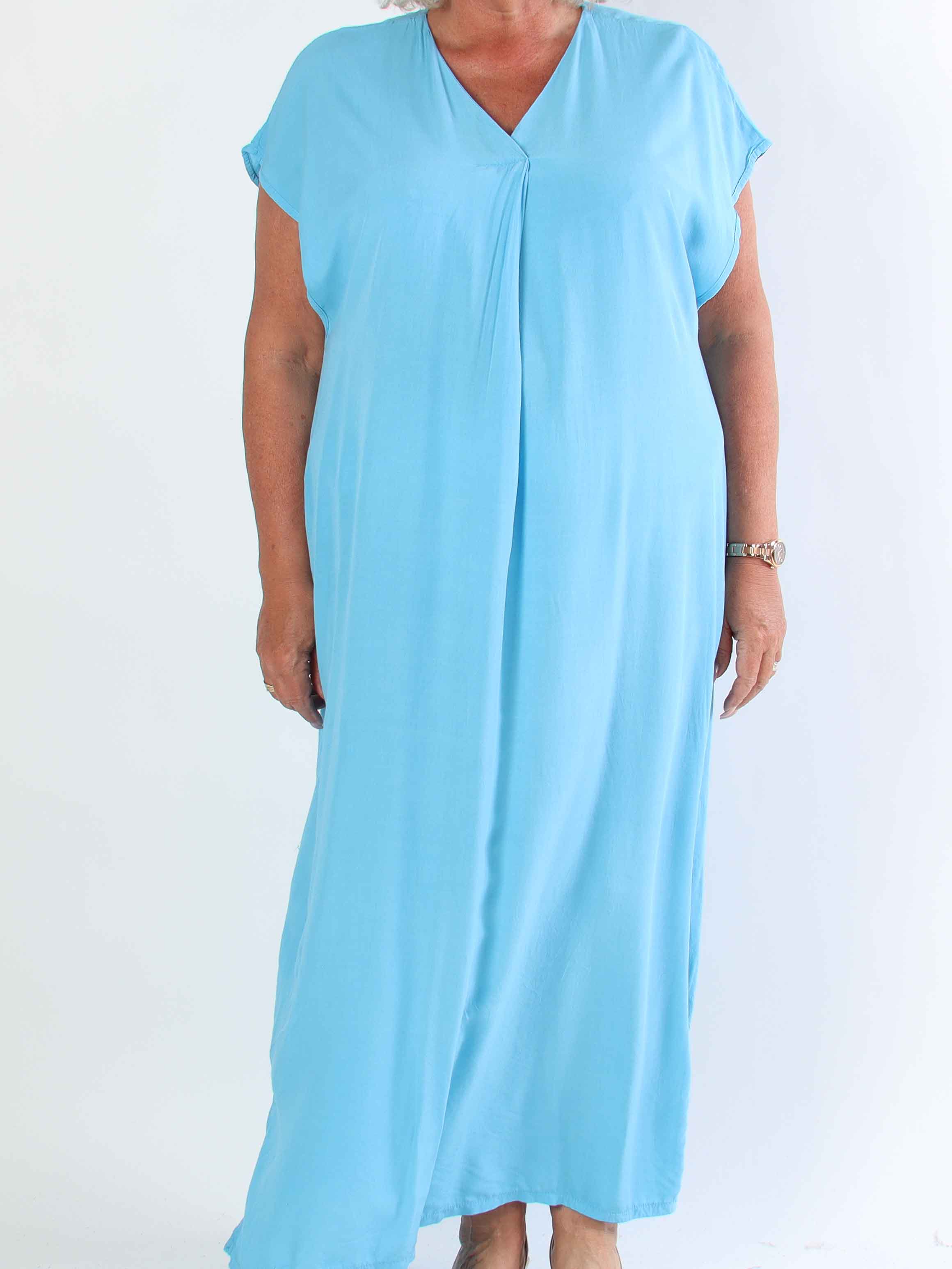 Briseis - Lång luftig plus size klänning i viskos med v-skärning