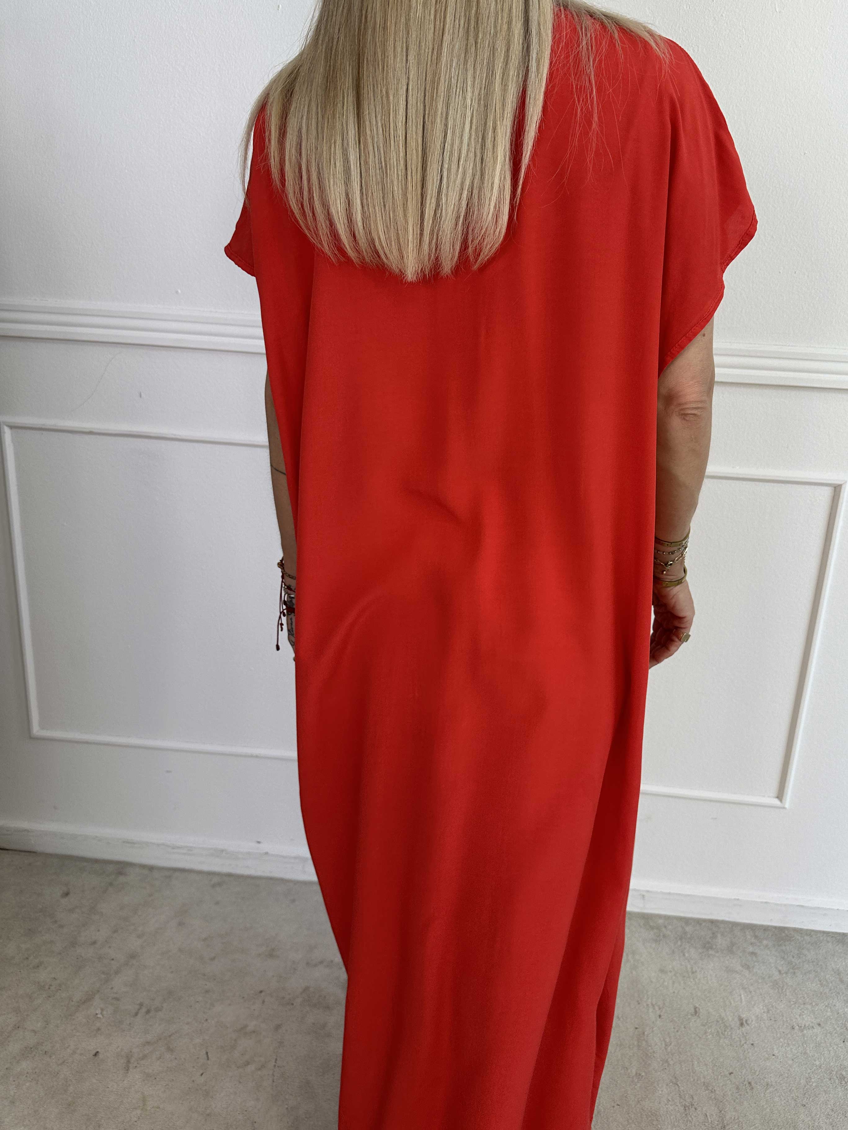 Briseis - Lång luftig klänning i viskos med v-skärning