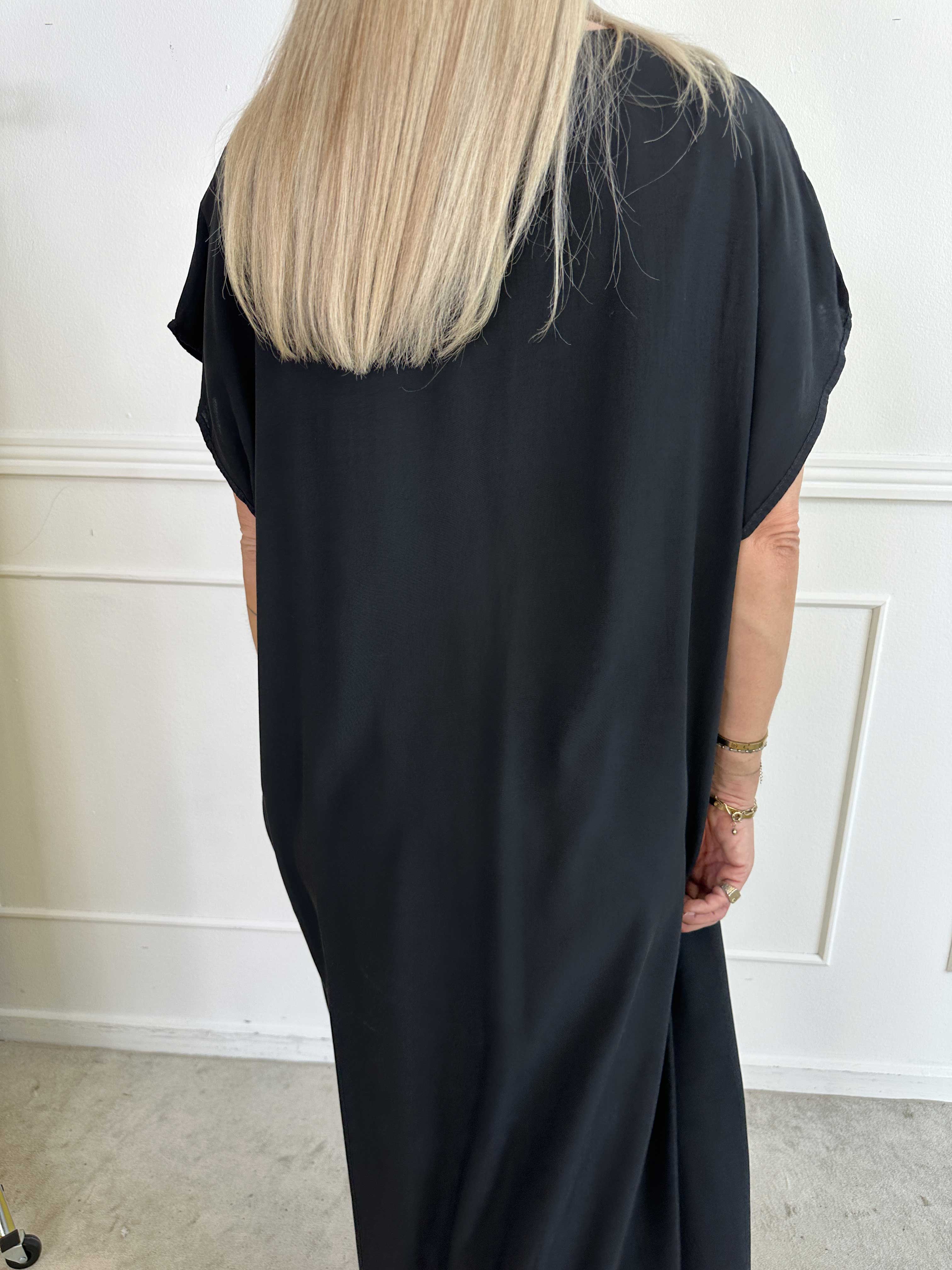 Briseis - Lång luftig klänning i viskos med v-skärning