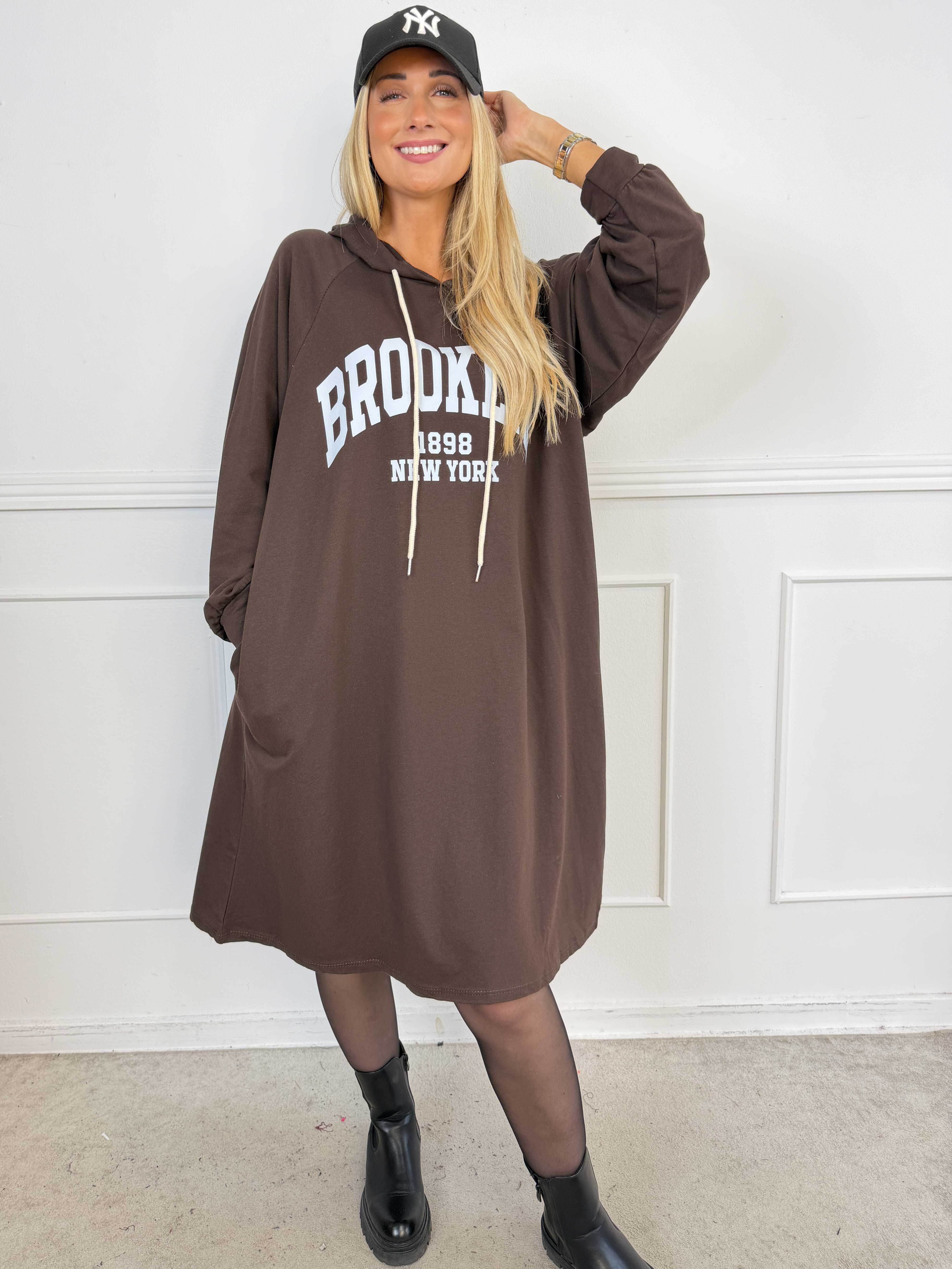 Brooklyn - Lång och skön hoodieklänning i mjuk bomull med ett coolt BROOKLYN-tryck på bröstet