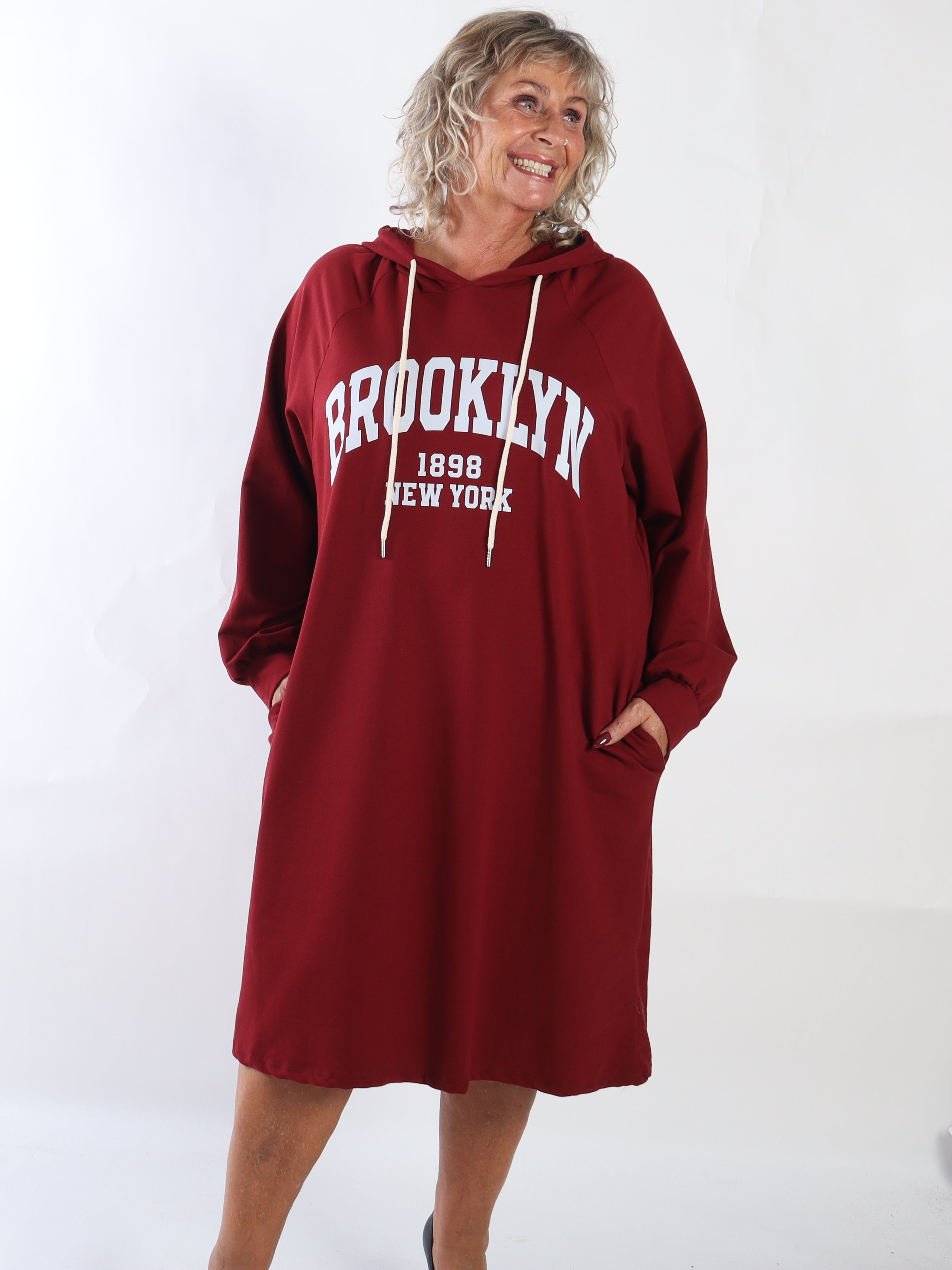 Brooklyn - Lång hoodieklänning i plus size i mjuk bomull med ett coolt BROOKLYN-tryck på bröstet