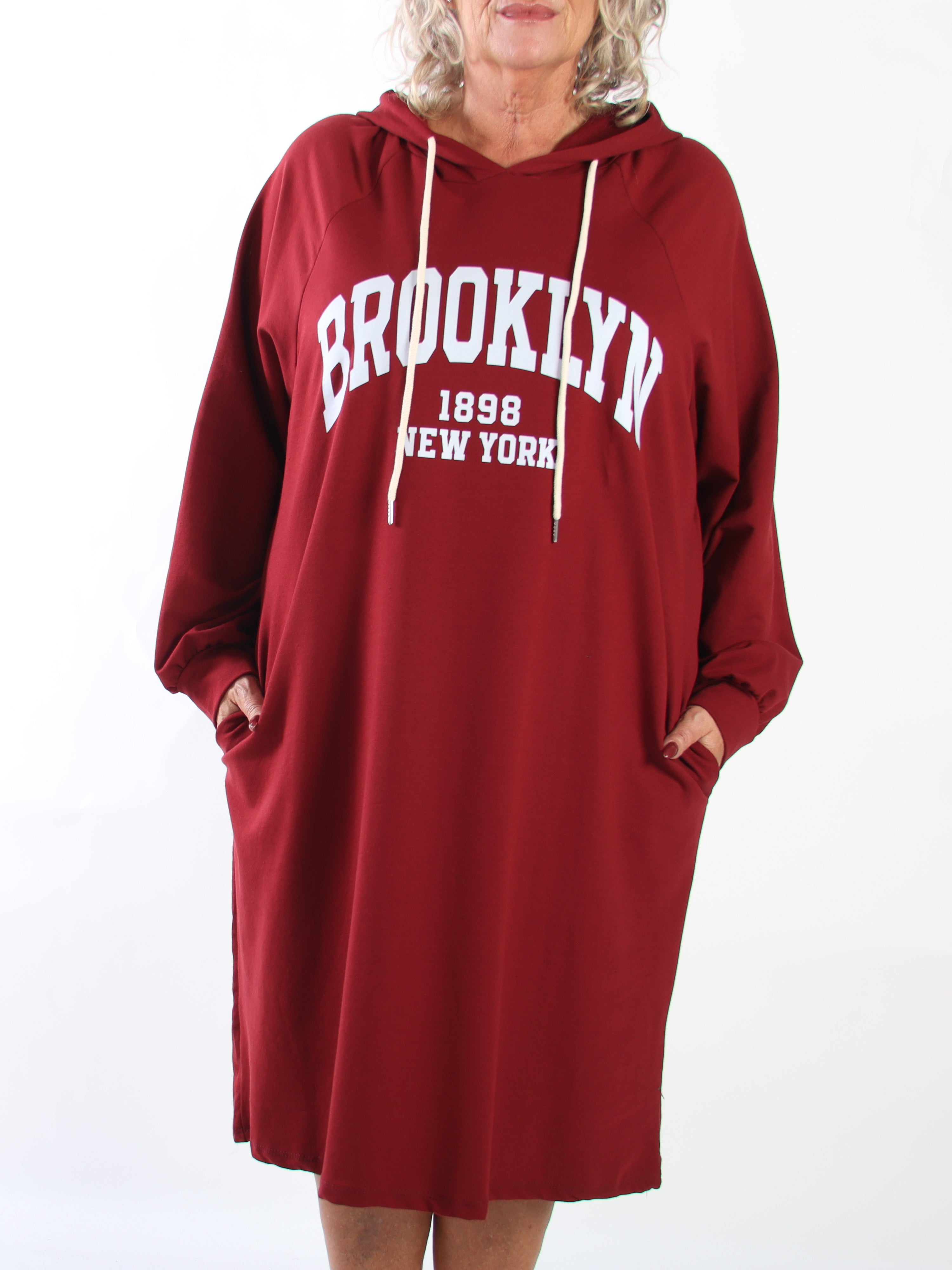 Brooklyn - Lång hoodieklänning i plus size i mjuk bomull med ett coolt BROOKLYN-tryck på bröstet